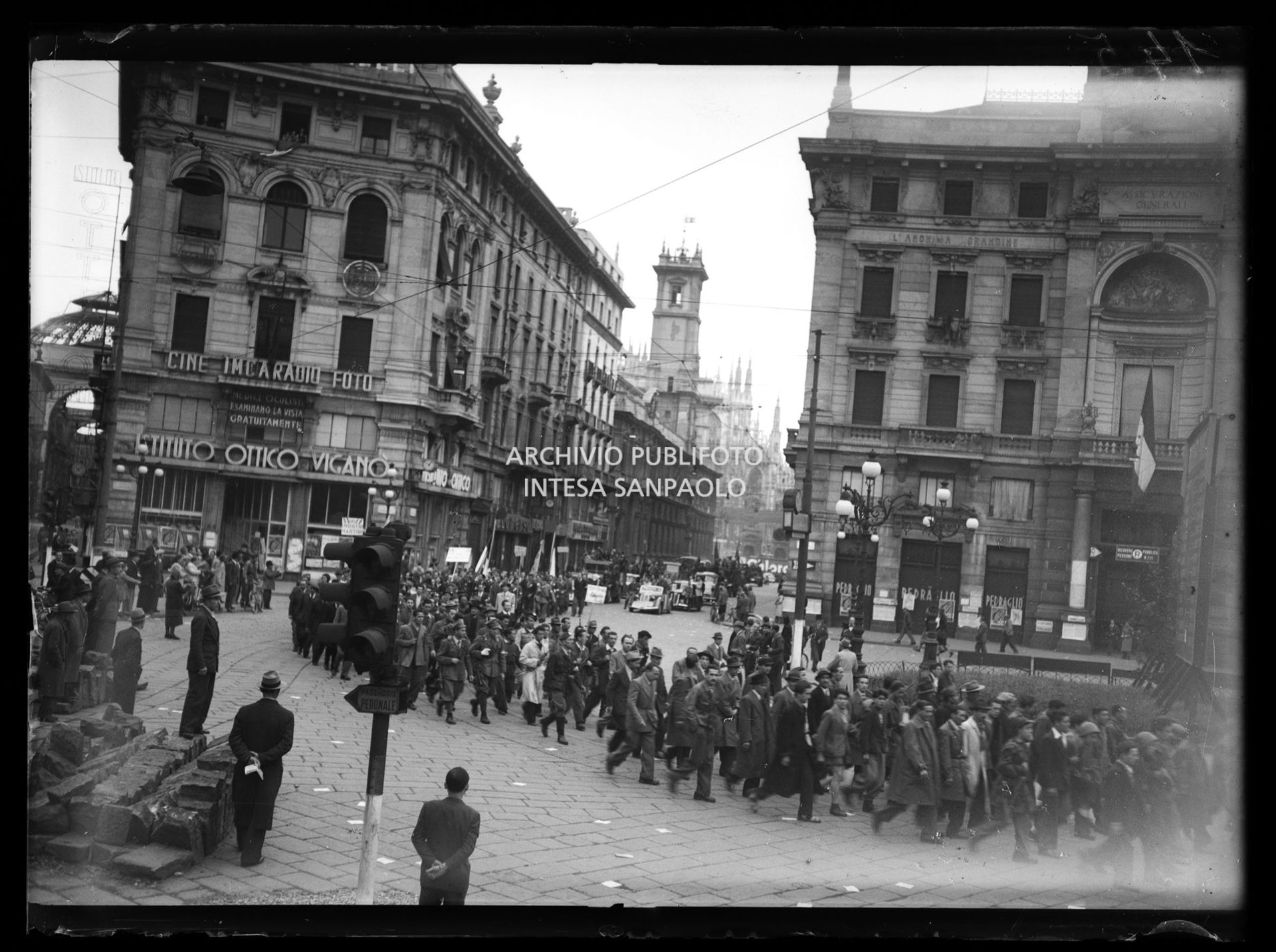 Arrivo del corteo funebre dei caduti durante l'insurrezione generale, che ha liberato la città, in piazza Cordusio a Milano