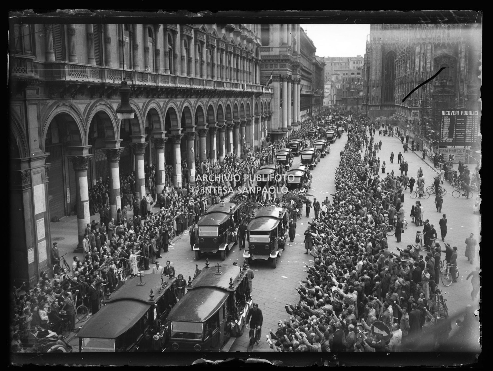 Arrivo in piazza del Duomo a Milano dei carri funebri dei caduti durante l'insurrezione generale, che ha liberato la città, per la celebrazione dei funerali, accolti dalla folla partecipe