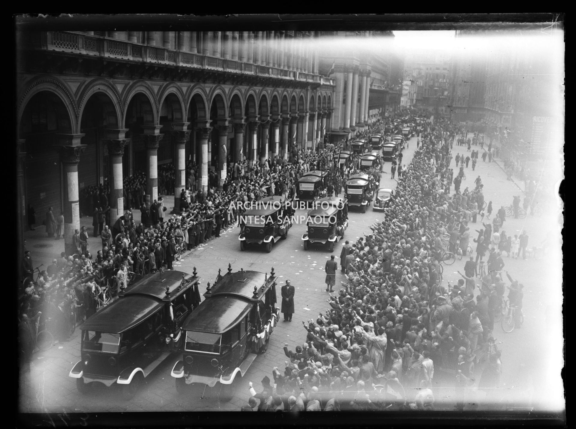 Arrivo in piazza del Duomo a Milano dei carri funebri dei caduti durante l'insurrezione generale, che ha liberato la città, per la celebrazione dei funerali, accolti dalla folla partecipe