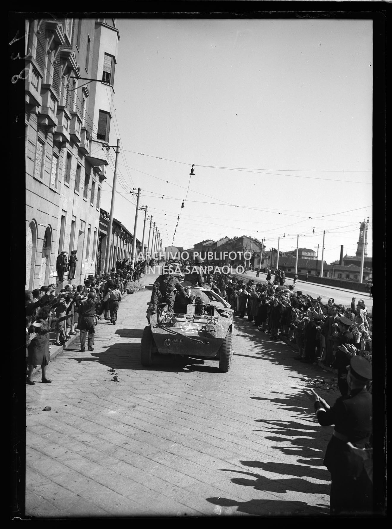 La folla festante a Milano accoglie le prime truppe americane in arrivo in città nella quinta giornata dell'insurrezione generale