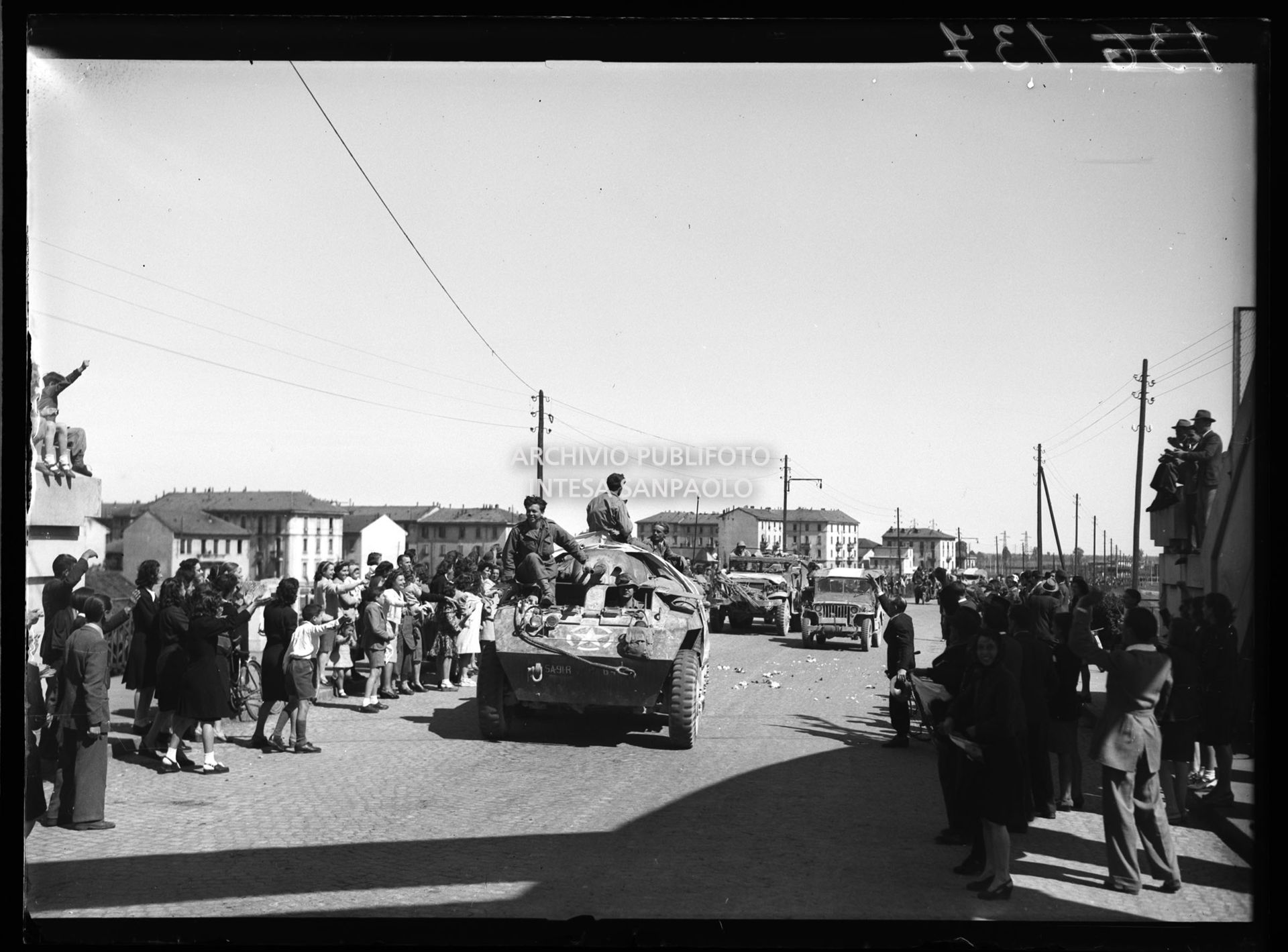 Prime truppe americane entrano a Milano accolte dalla popolazione festante nella quinta giornata dell'insurrezione generale