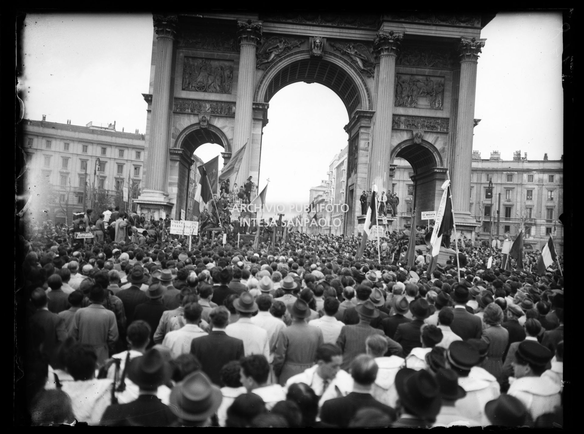 Folla assiste al grande comizio all'Arco della Pace nella Milano appena liberata