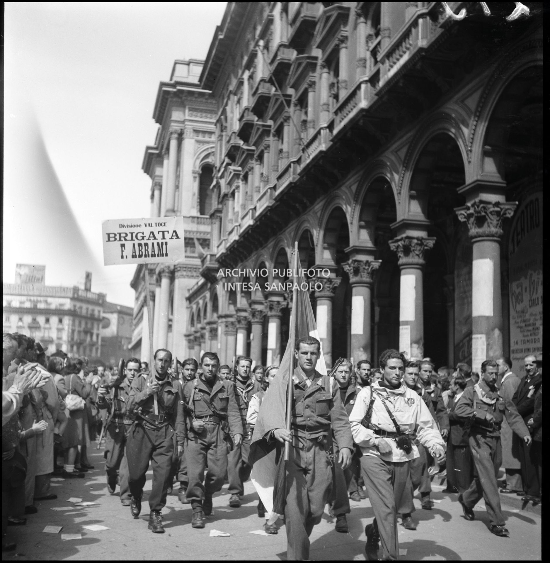 La Divisione Valtoce Brigata F. Abrami sfila in piazza del Duomo a Milano