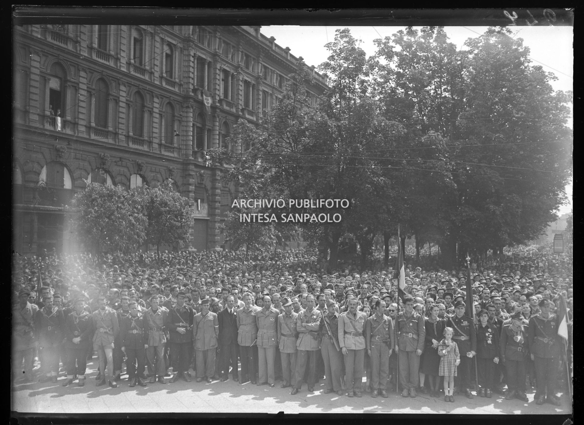Folla alla manifestazione in piazza Castello a Milano in onore delle formazioni partigiane