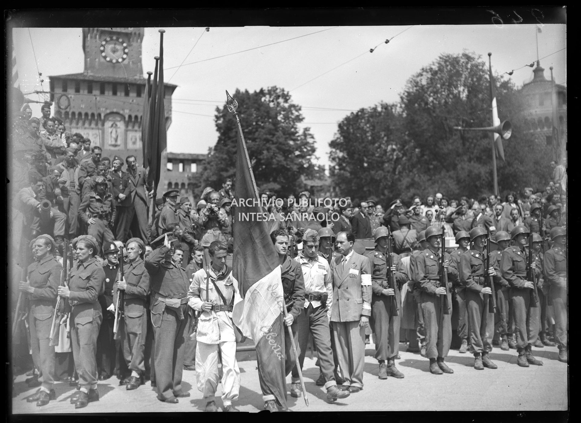Manifestazione in onore delle formazioni partigiane in piazza Castello a Milano; con la fascia al braccio, Walter Audisio