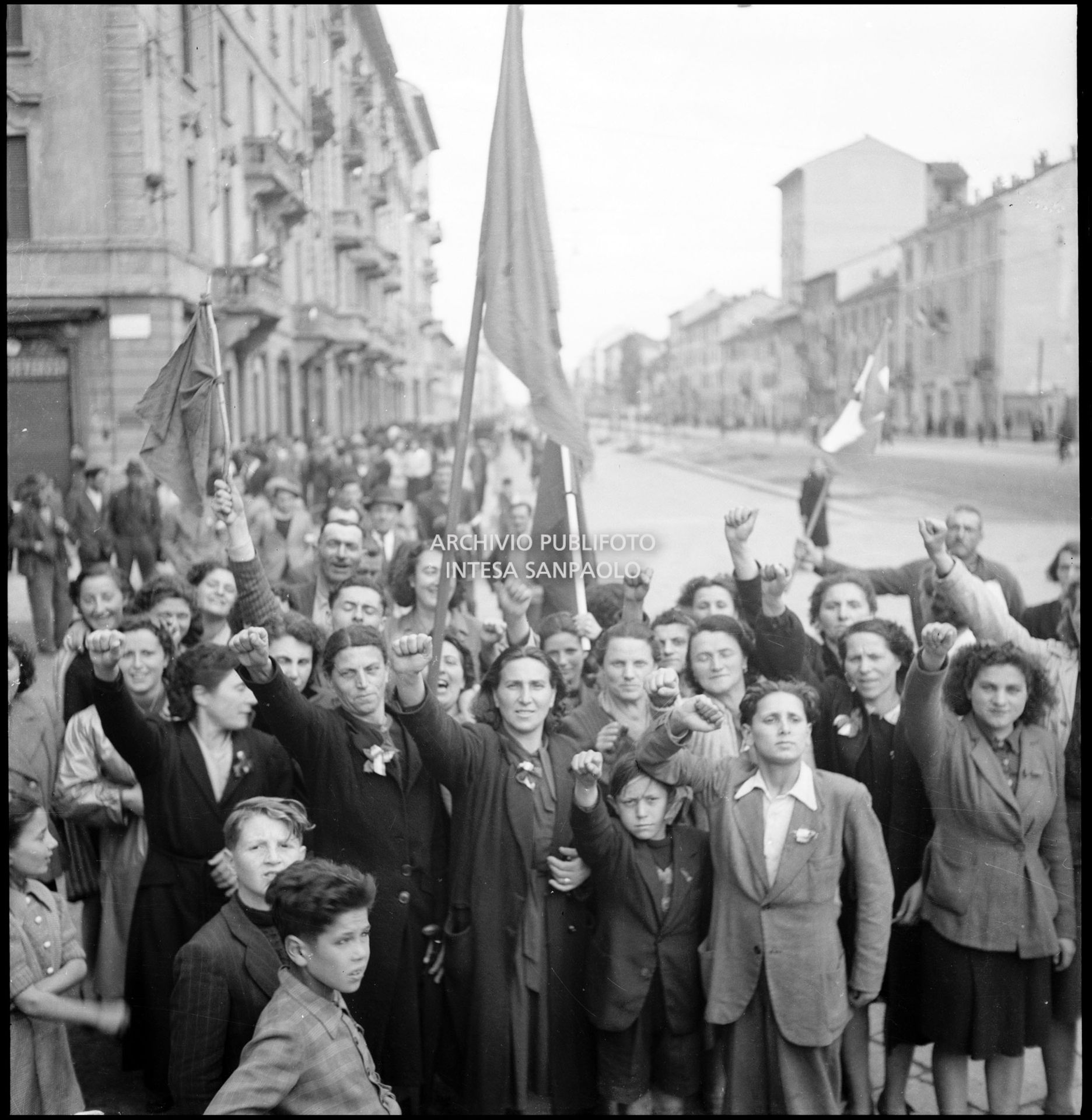 Popolazione con le bandiere rosse per strada a Milano nelle giornate dell'insurrezione generale
