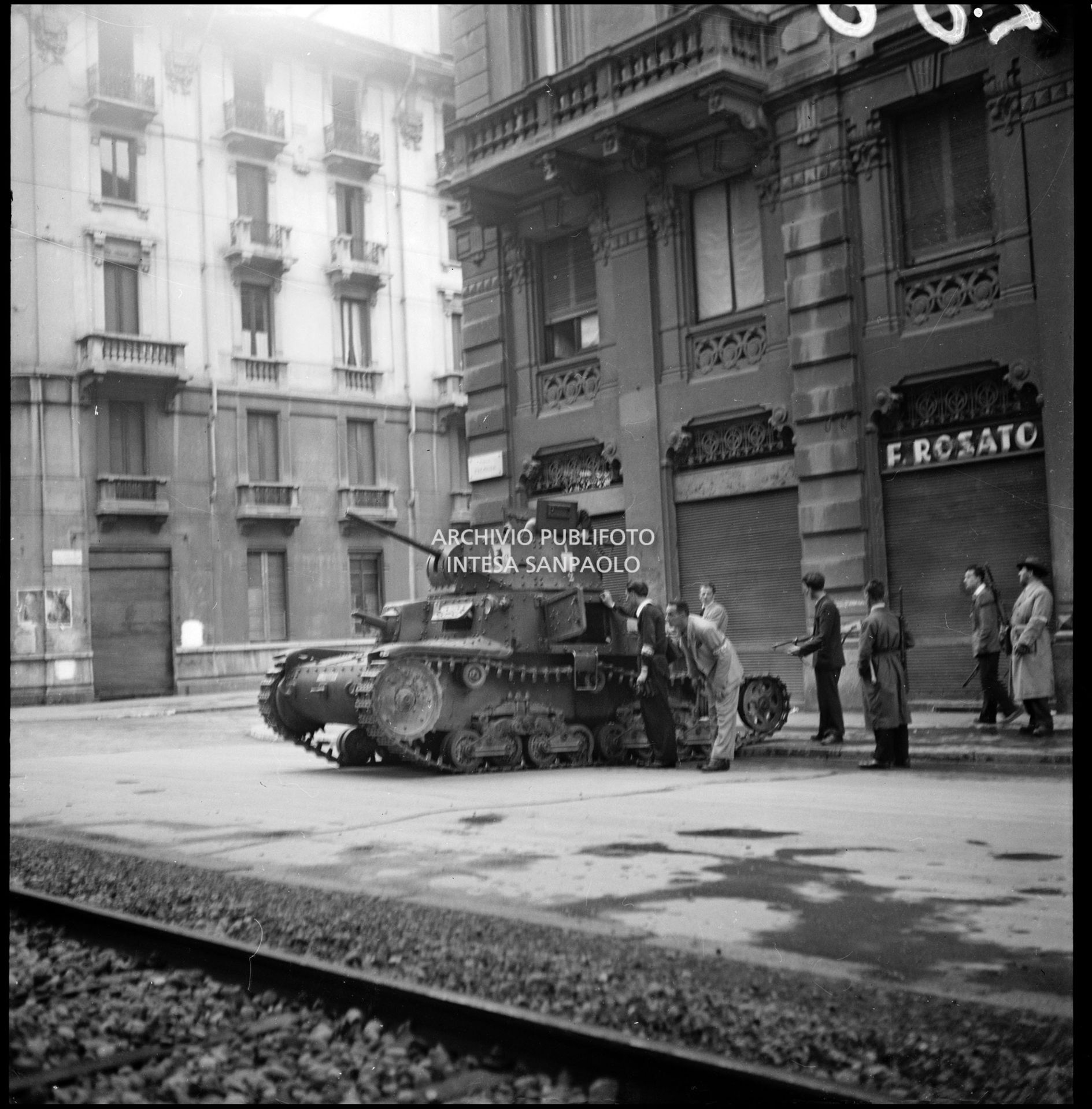 Partigiani con un carro armato per le vie di Milano nei giorni dell'insurrezione generale
