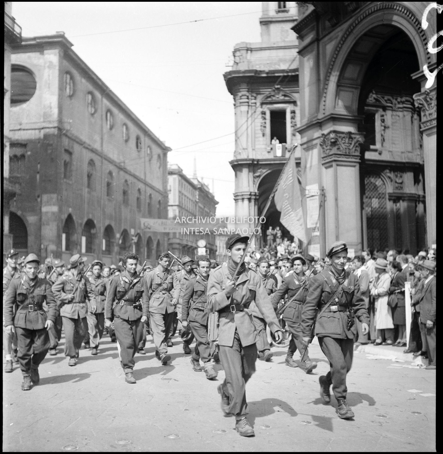 Sfilata in piazza del Duomo a Milano delle formazioni partigiane