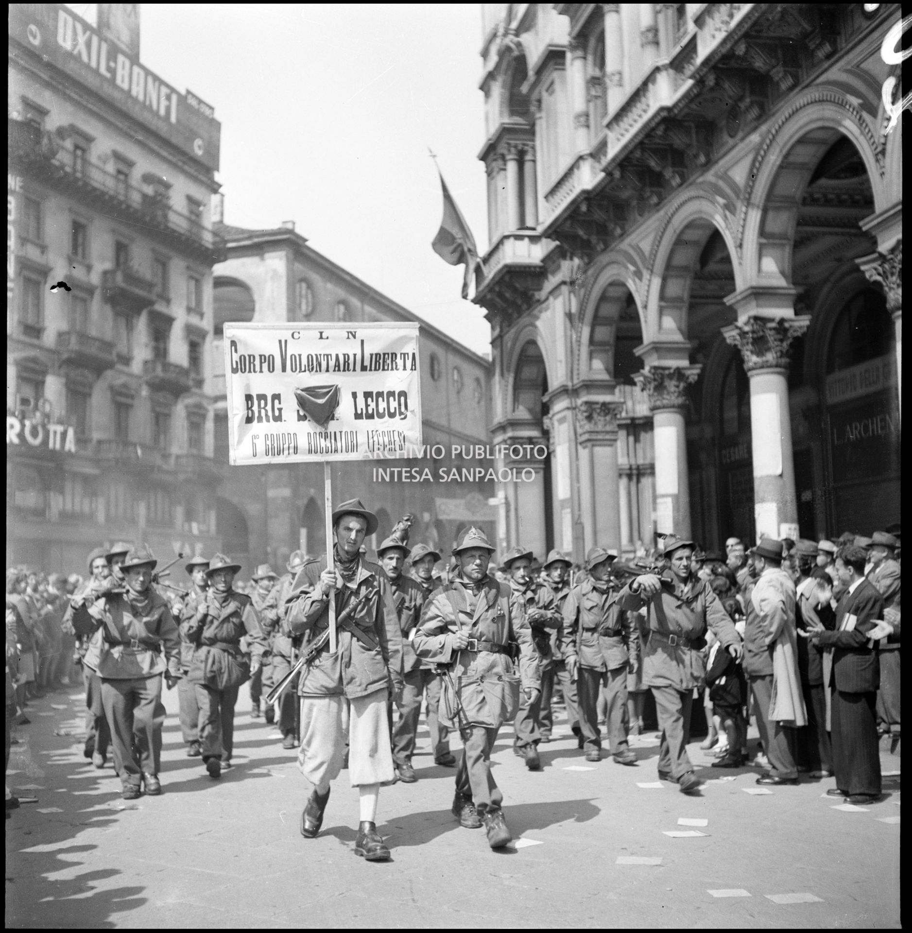 Il VI gruppo rocciatori lecchesi della Brigata Lecco, C.V.L. (Corpo Volontari della Libertà) sfila in piazza del Duomo a Milano