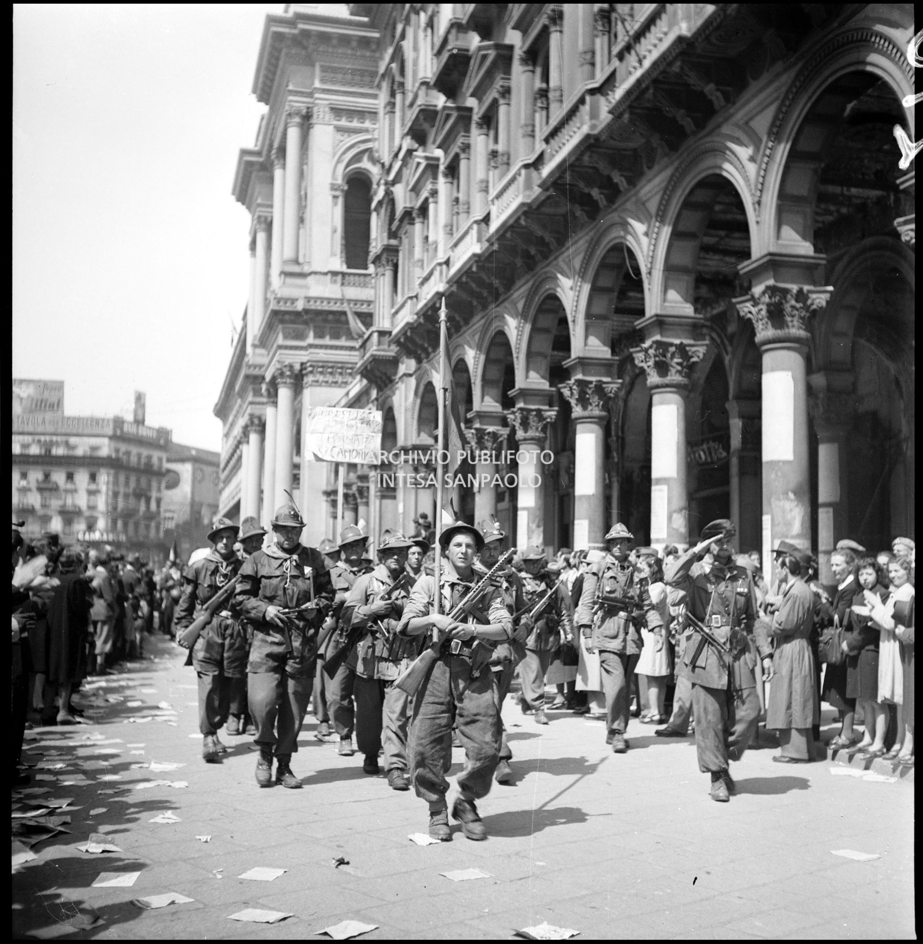 Sfilata in piazza del Duomo a Milano delle formazioni partigiane