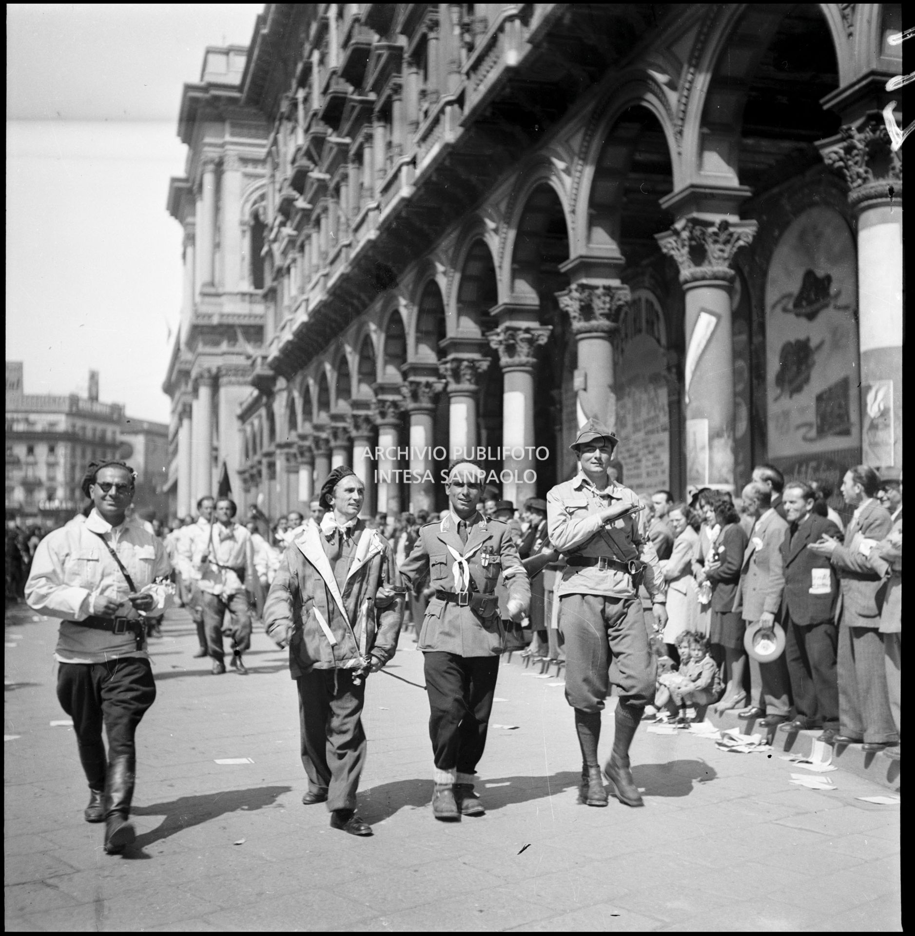 Sfilata in piazza del Duomo a Milano delle formazioni partigiane