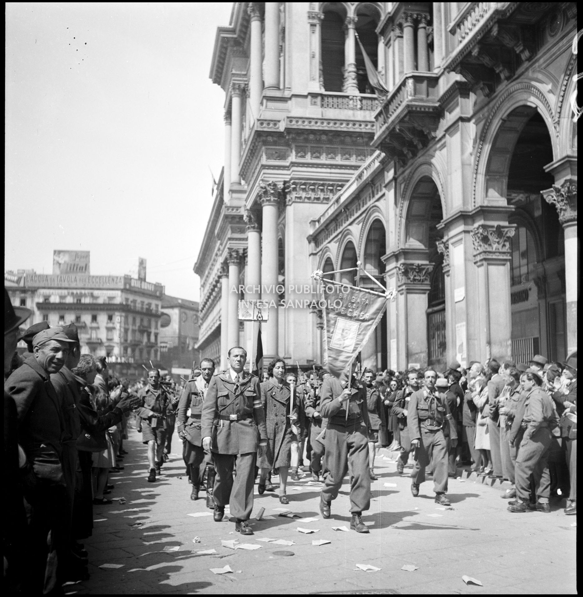 Sfilata in piazza del Duomo a Milano delle formazioni partigiane: Brigata G. C. Puecher