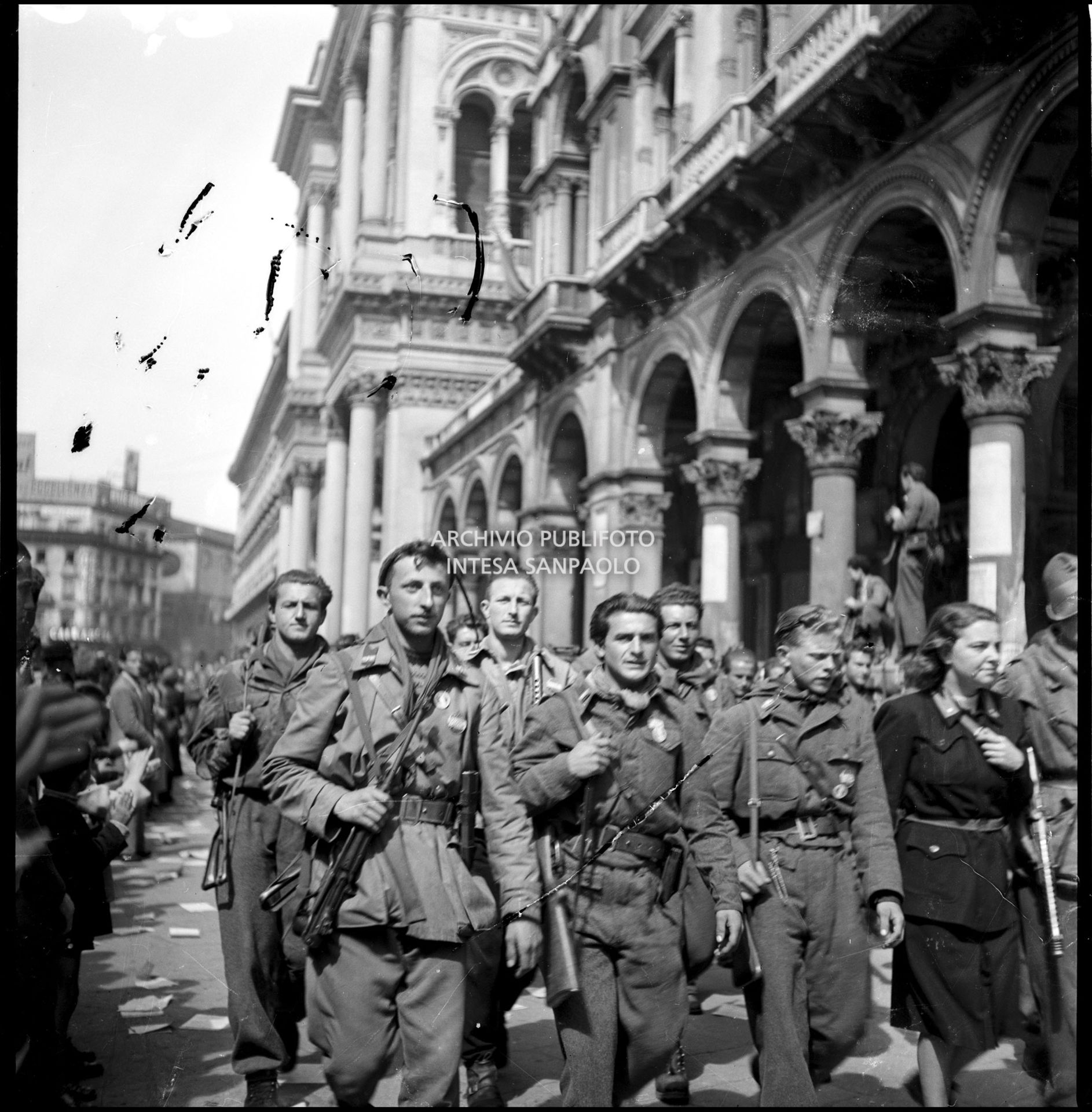 Brigate partigiane della Divisione Valtoce sfilano in piazza del Duomo a Milano