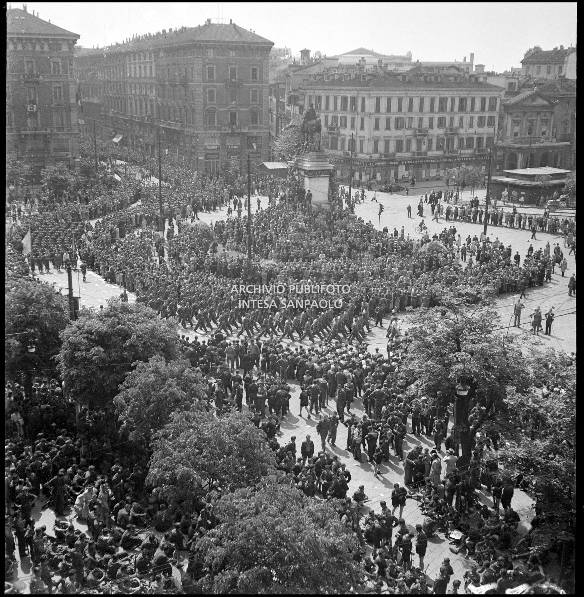 Sfilata delle formazioni partigiane in largo Cairoli a Milano
