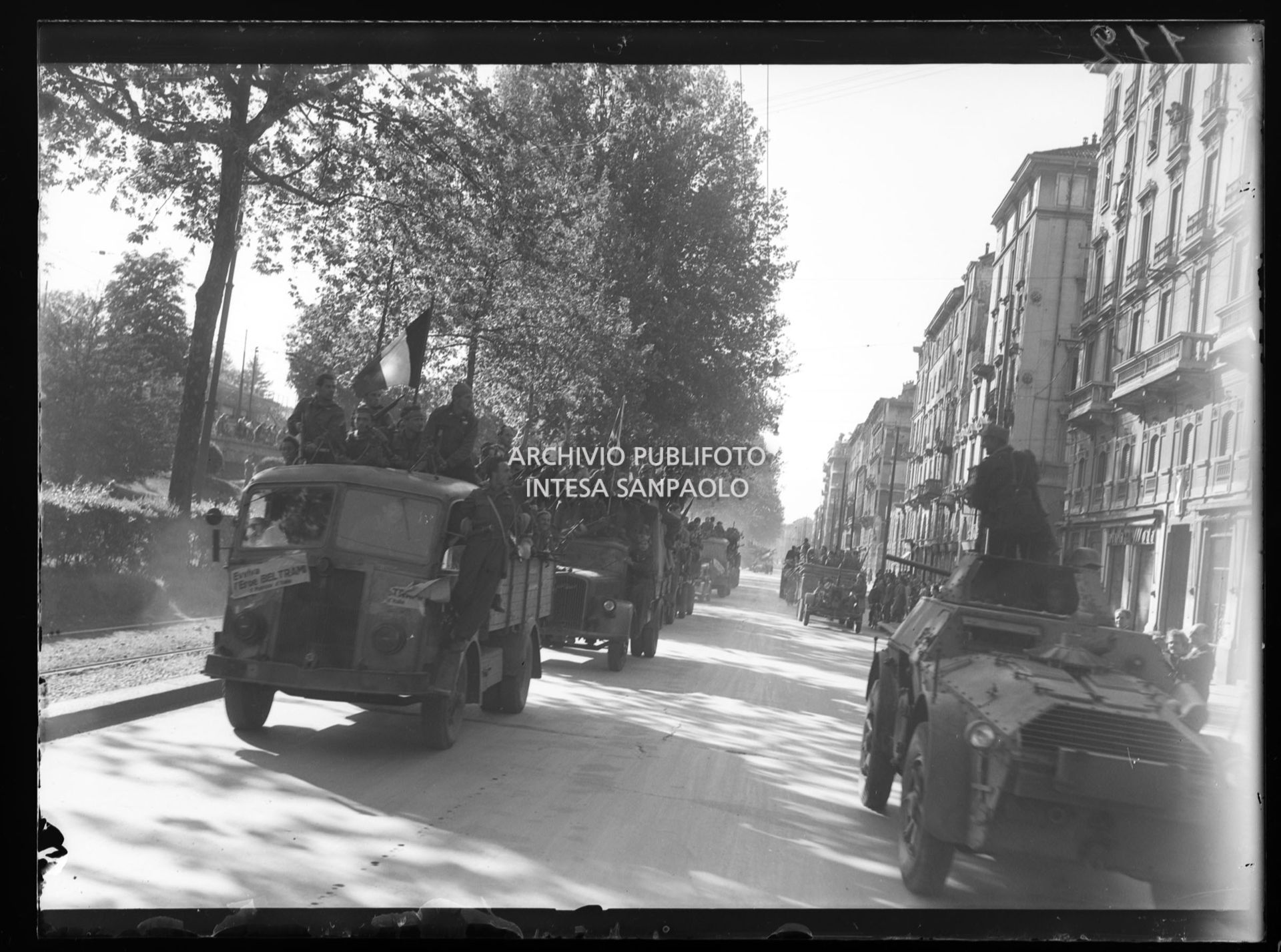 Ingresso a Milano e sfilata in viale Vittorio Veneto delle colonne partigiane nella quarta giornata di insurrezione generale