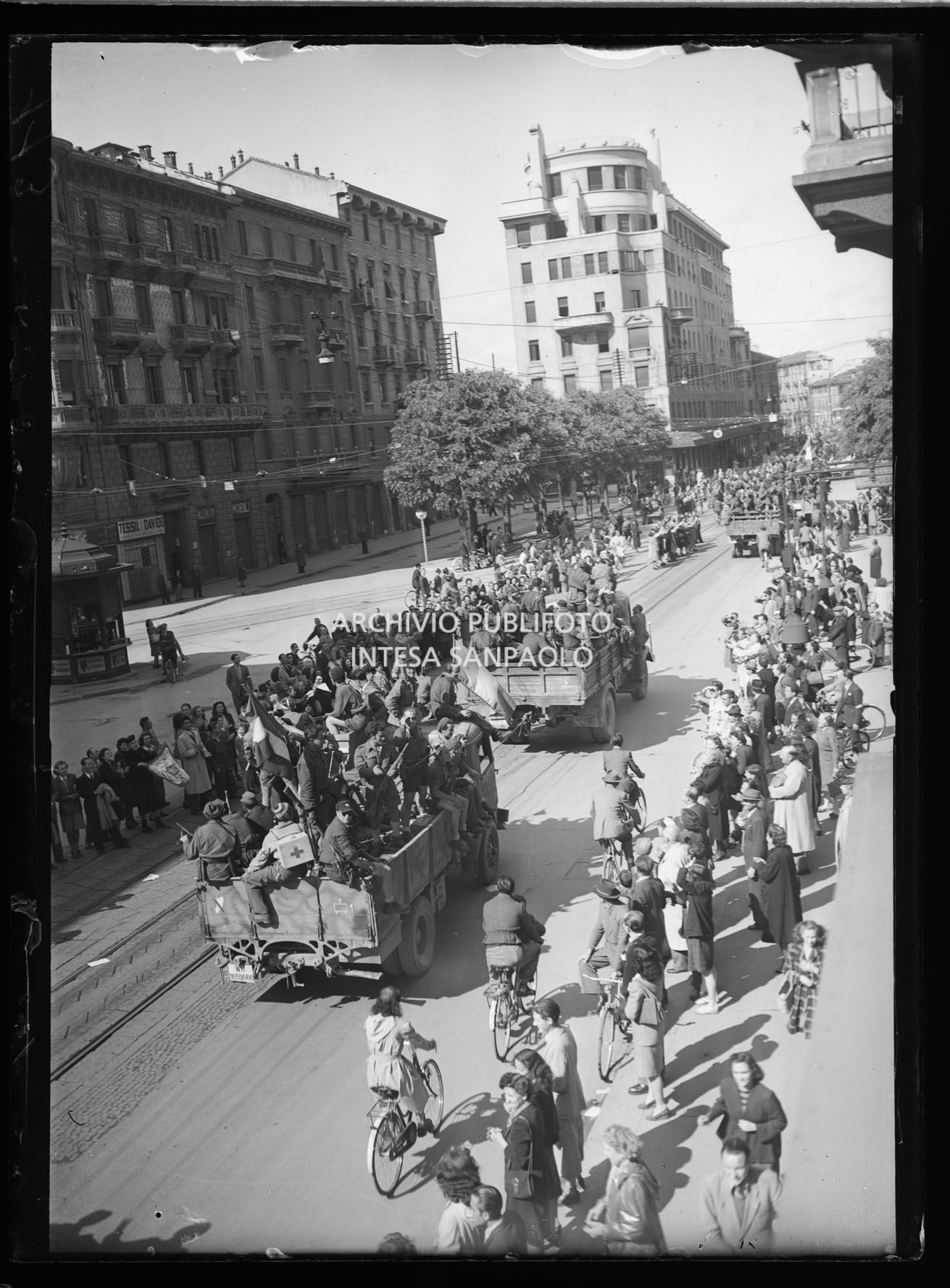 Ingresso a Milano e sfilata in corso Buenos Aires delle colonne partigiane nella quarta giornata di insurrezione generale