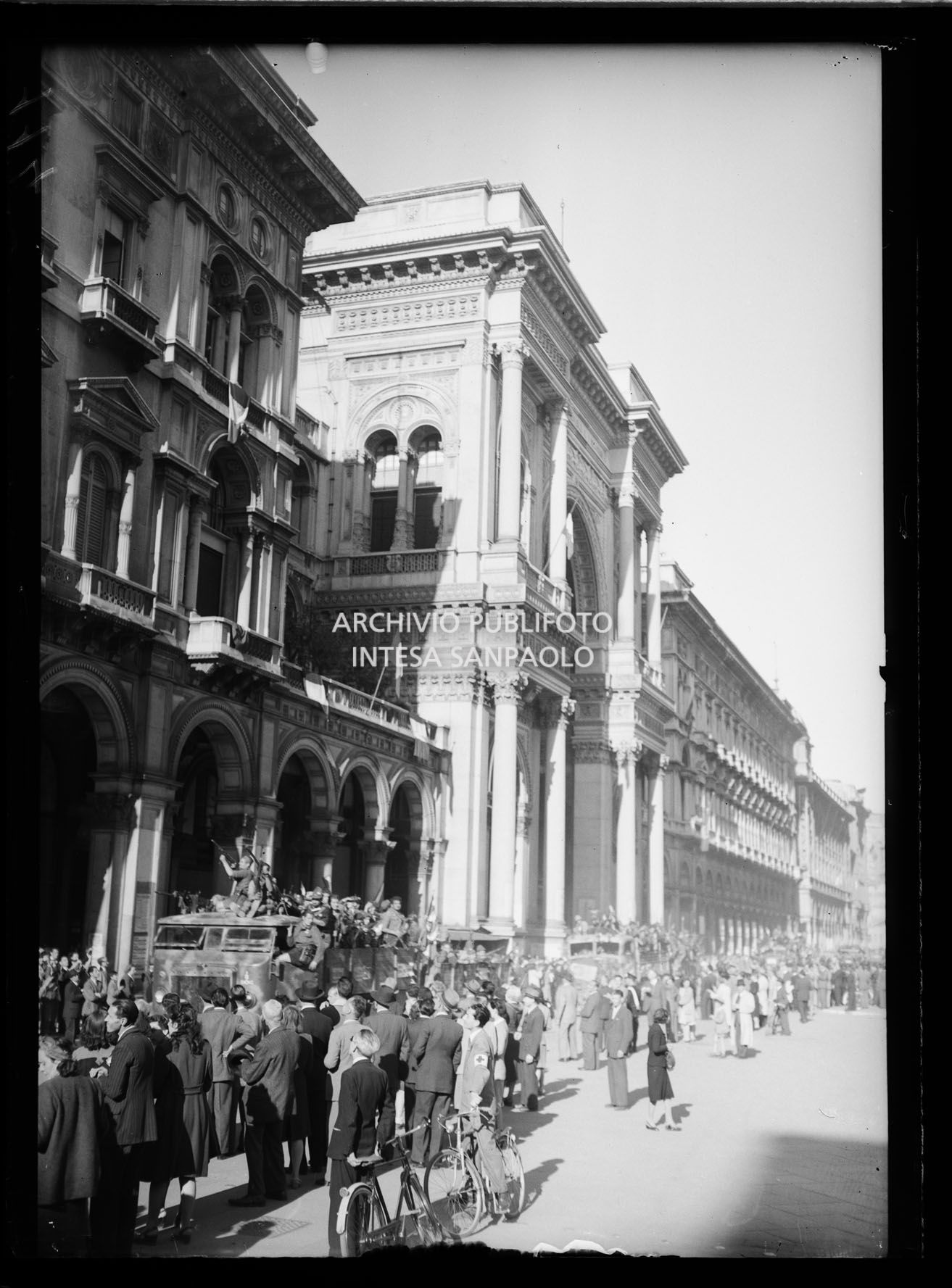Ingresso a Milano e sfilata in piazza del Duomo delle colonne partigiane, nella quarta giornata di insurrezione generale, accolte dalla folla festante