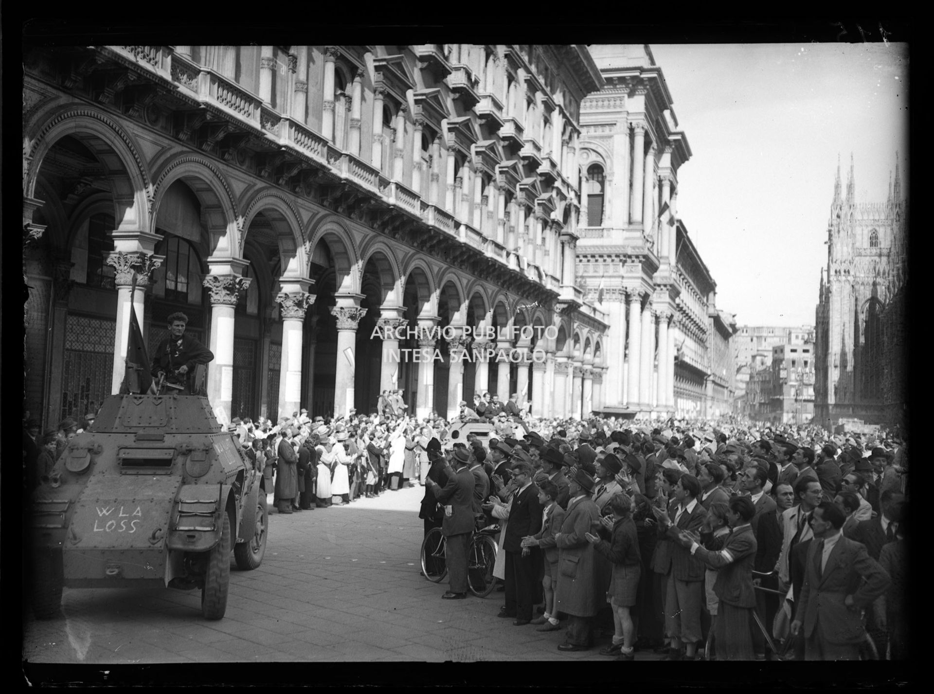 Ingresso a Milano e sfilata in piazza del Duomo delle colonne partigiane, nella quarta giornata di insurrezione generale, accolte dalla folla festante