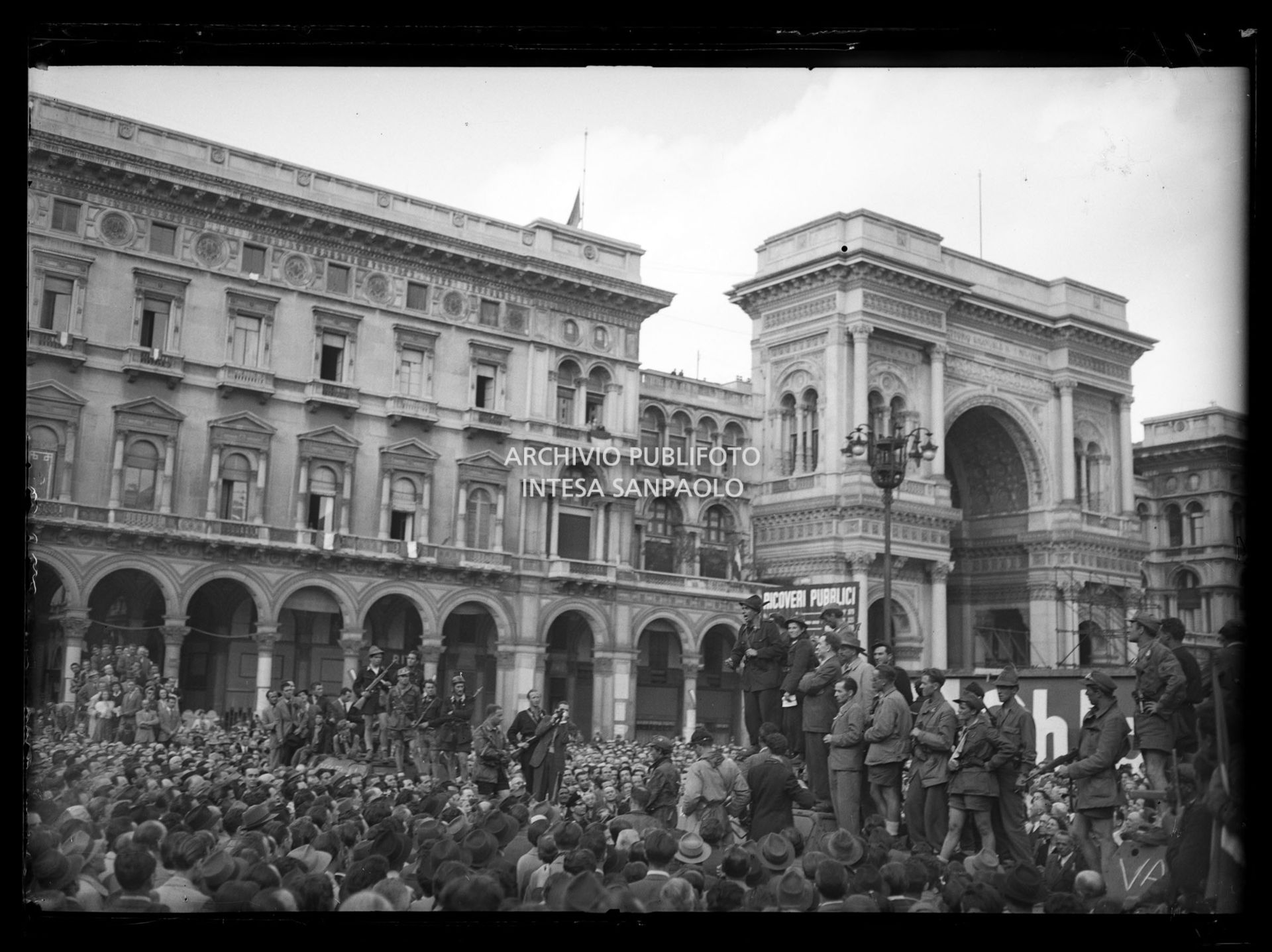 Le colonne partigiane arrivano in piazza del Duomo a Milano e dal podio improvvisato sul tetto di un blindato Cino Moscatelli parla alla folla nella quarta giornata di insurrezione generale