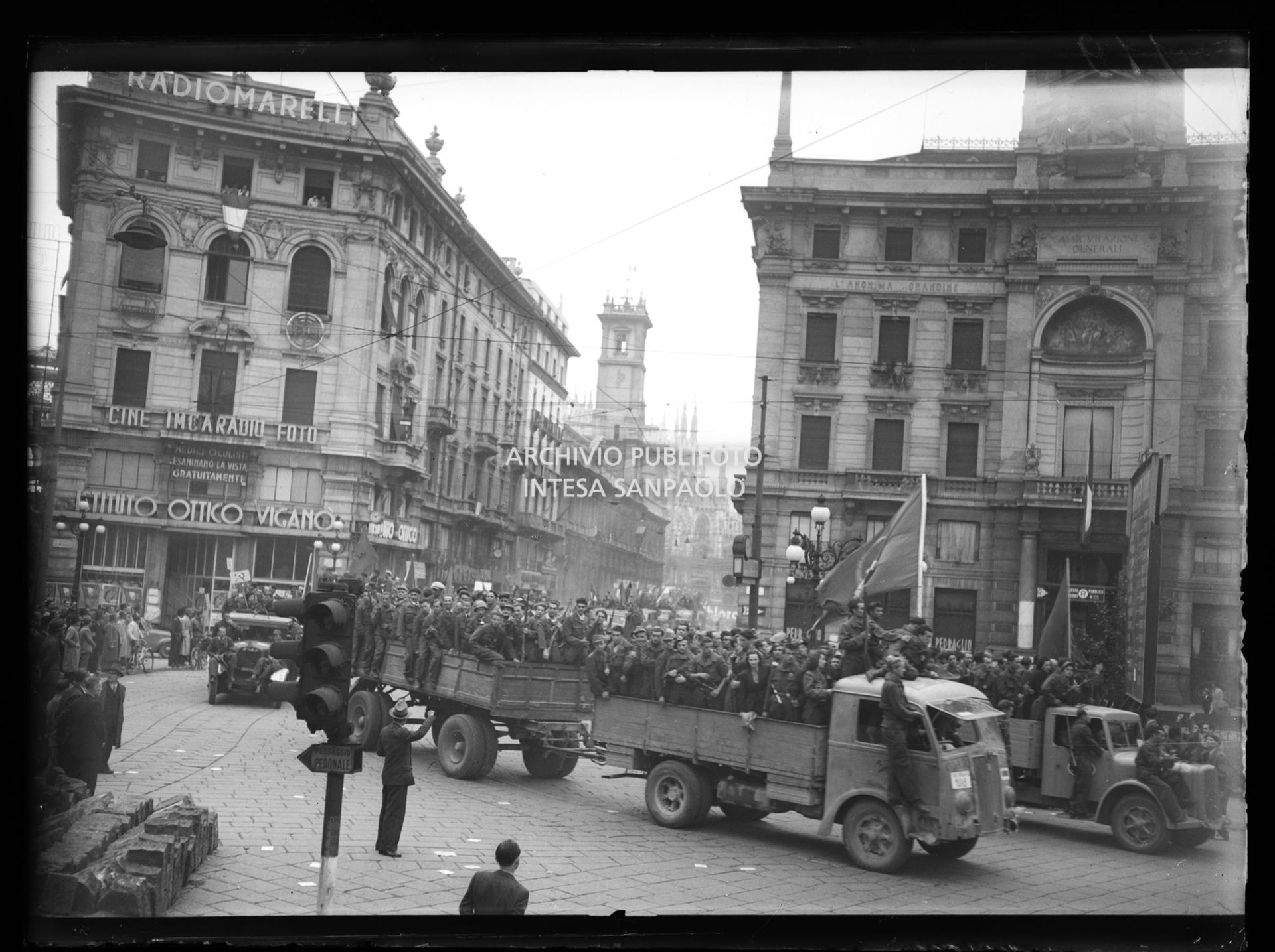 Ingresso a Milano e sfilata in piazza Cordusio delle colonne partigiane nella quarta giornata di insurrezione generale