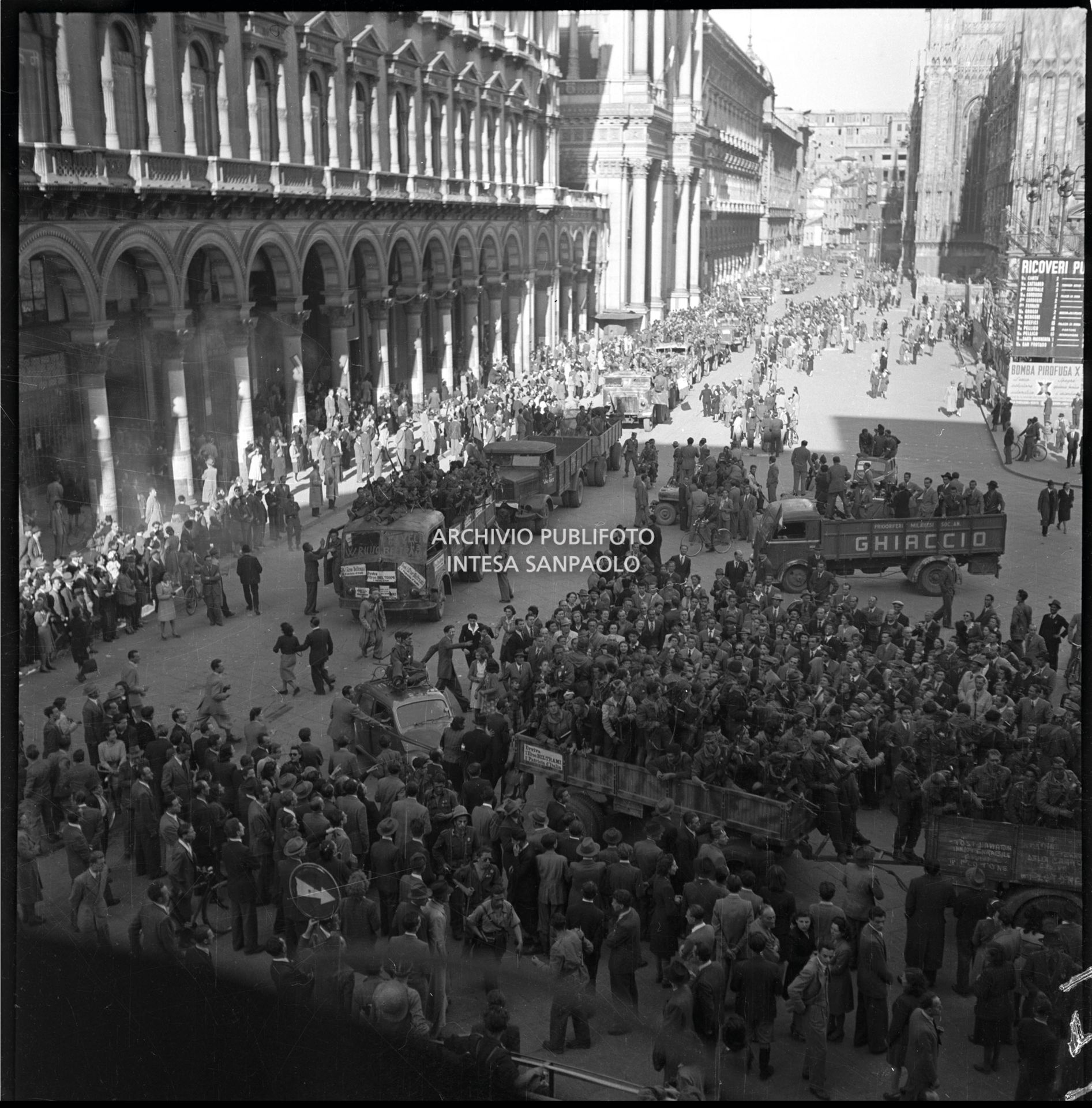 Ingresso a Milano e sfilata in piazza del Duomo delle colonne partigiane, nella quarta giornata di insurrezione generale, accolte dalla folla festante