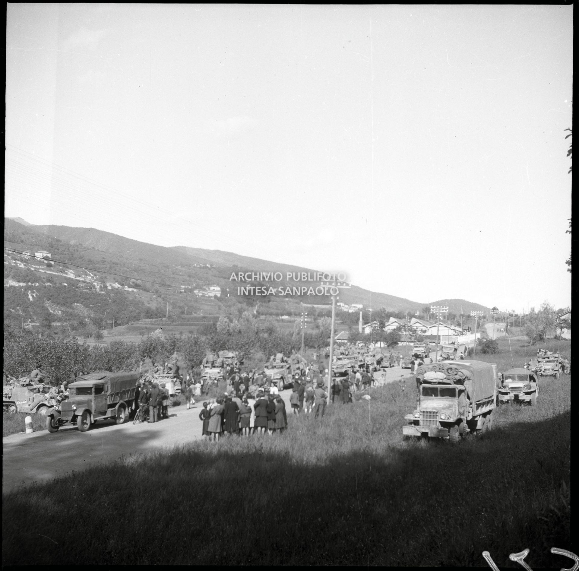 Prime truppe americane in una sosta durante la marcia verso Milano nella quinta giornata dell'insurrezione generale