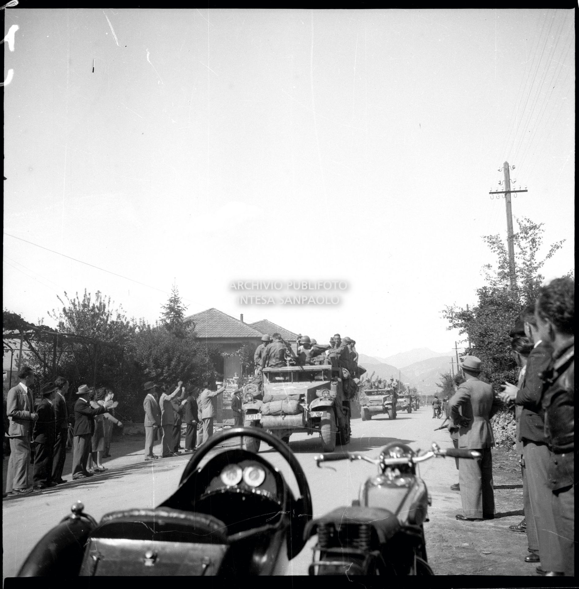 Prime truppe americane durante la marcia verso Milano nella quinta giornata dell'insurrezione generale