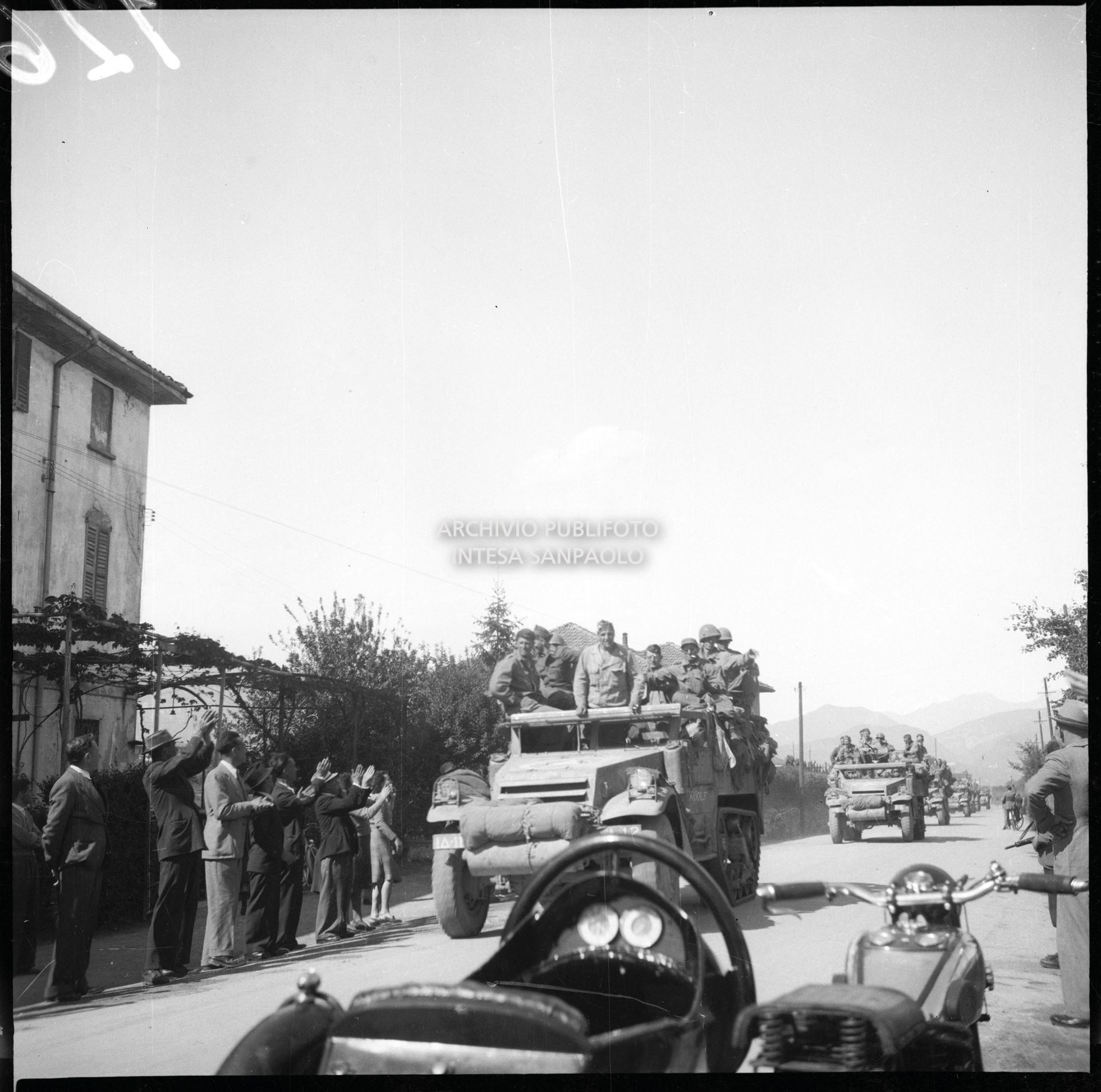 Prime truppe americane durante la marcia verso Milano nella quinta giornata dell'insurrezione generale