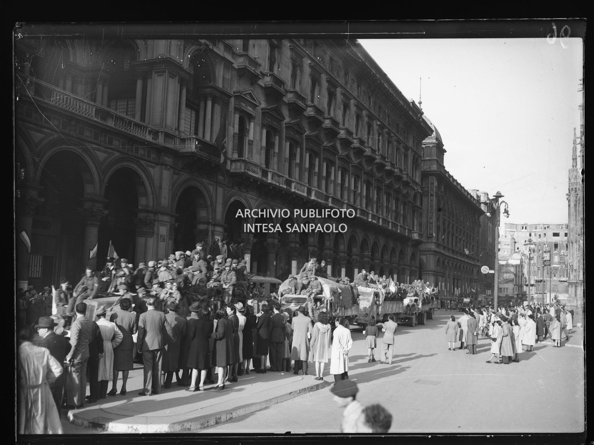 Passaggio in piazza del Duomo di autocarri che trasportano prigionieri tedeschi arresisi nella quarta giornata di insurrezione generale