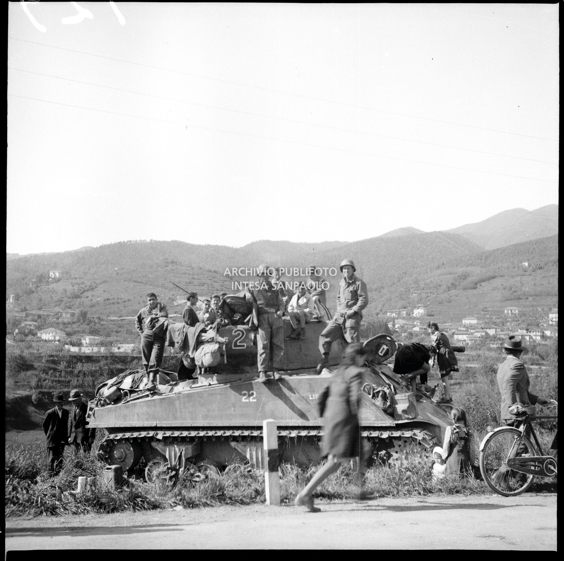 Prime truppe americane in una sosta durante la marcia verso Milano nella quinta giornata dell'insurrezione generale