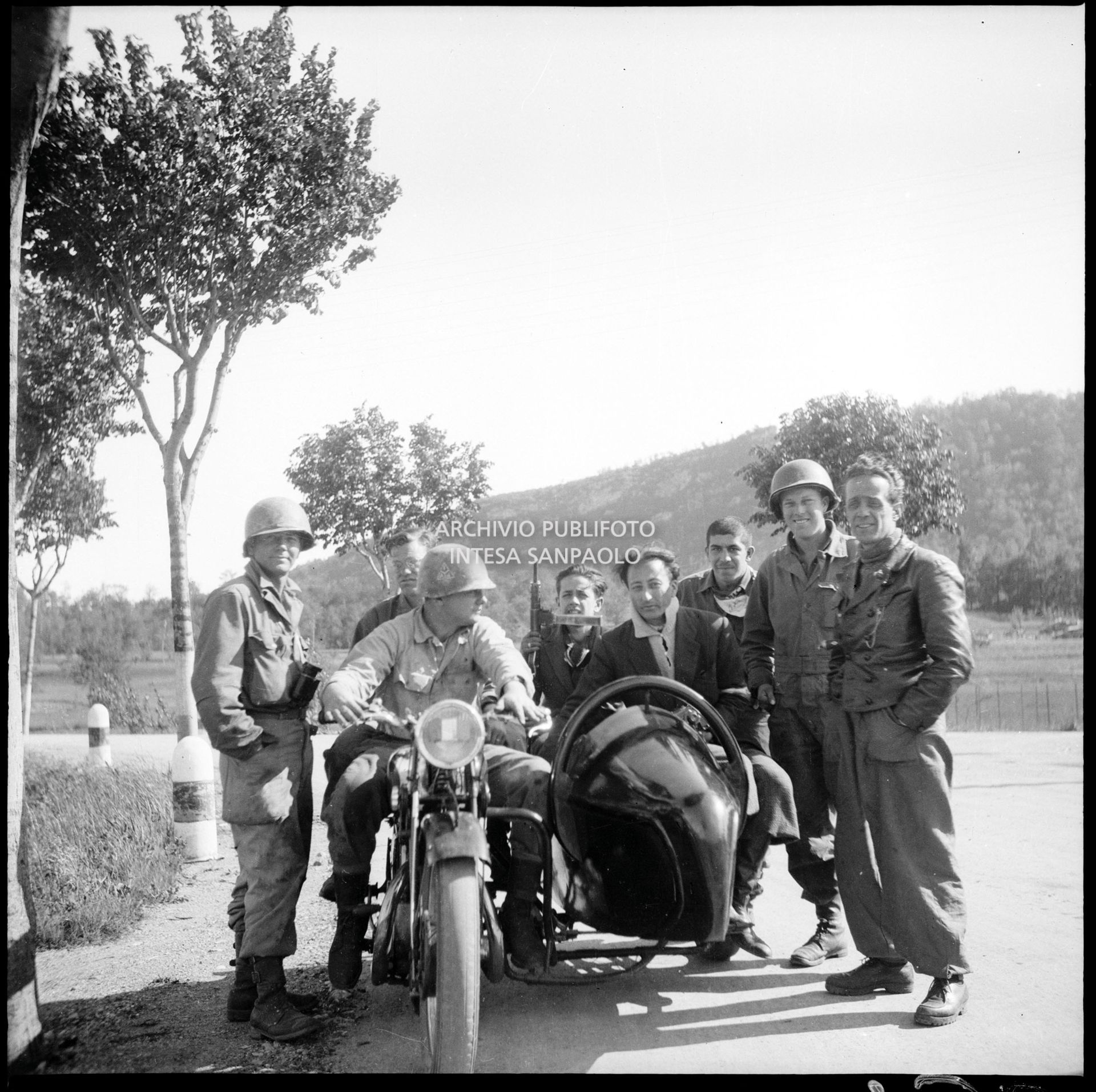 Militari americani con motocicletta e sidecar ritratti durante una sosta nella marcia verso Milano nella quinta giornata dell'insurrezione generale
