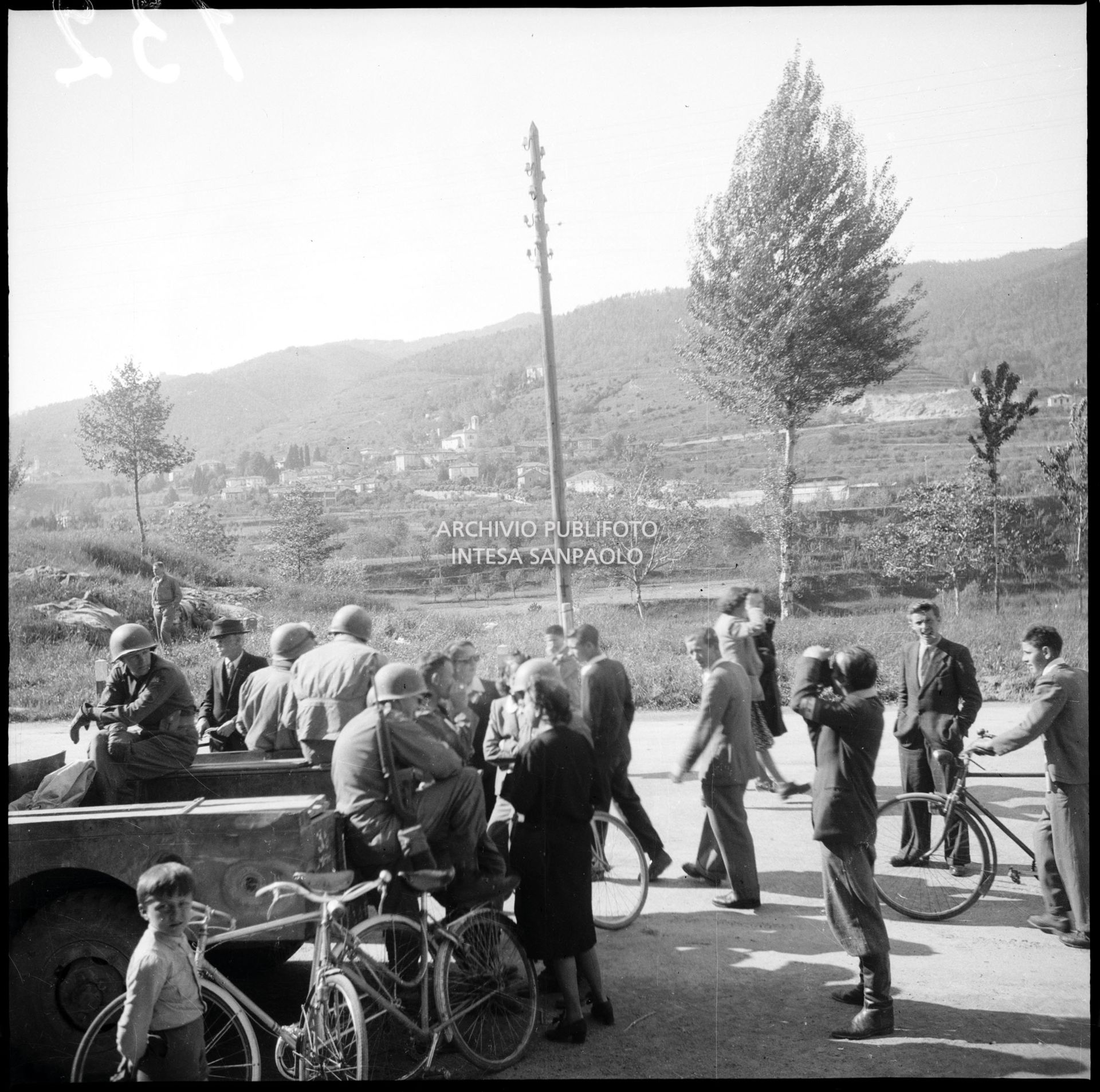 Prime truppe americane in una sosta durante la marcia verso Milano nella quinta giornata dell'insurrezione generale