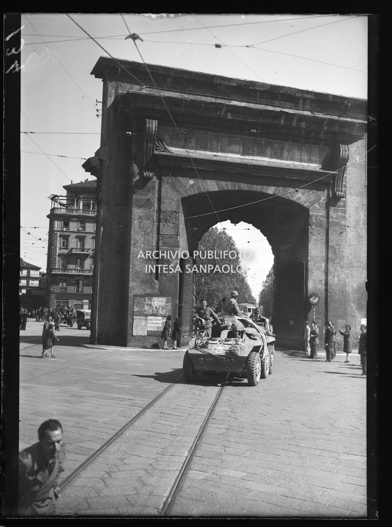Prime truppe americane entrano a Milano da Porta Romana nella quinta giornata di insurrezione generale