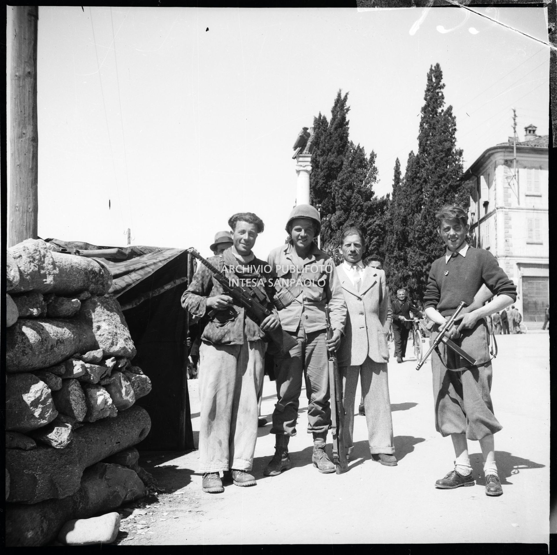 Partigiani in posa con un militare americano in marcia verso Milano nella quinta giornata di insurrezione generale