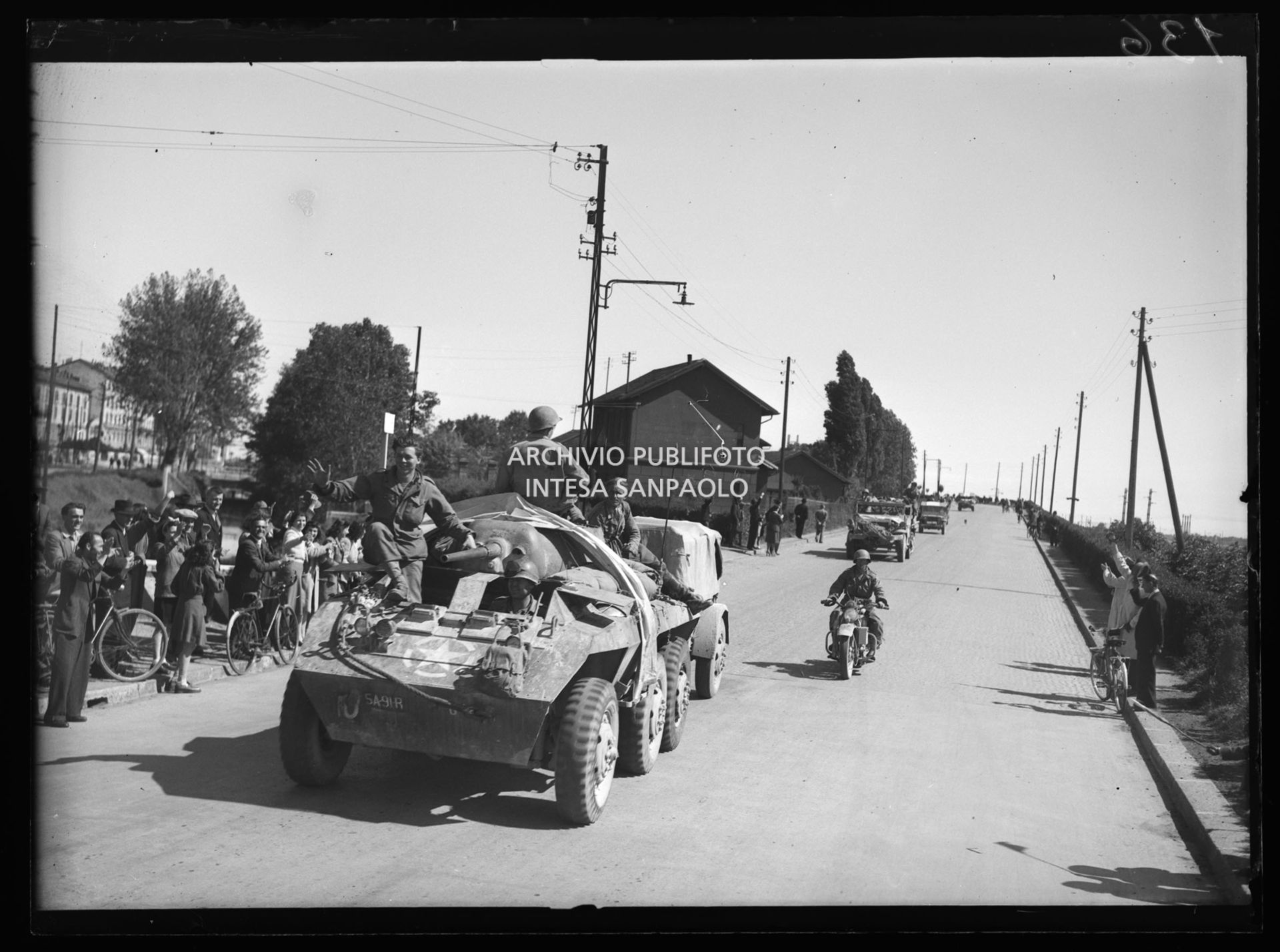 Prime truppe americane entrano a Milano nella quinta giornata di insurrezione generale