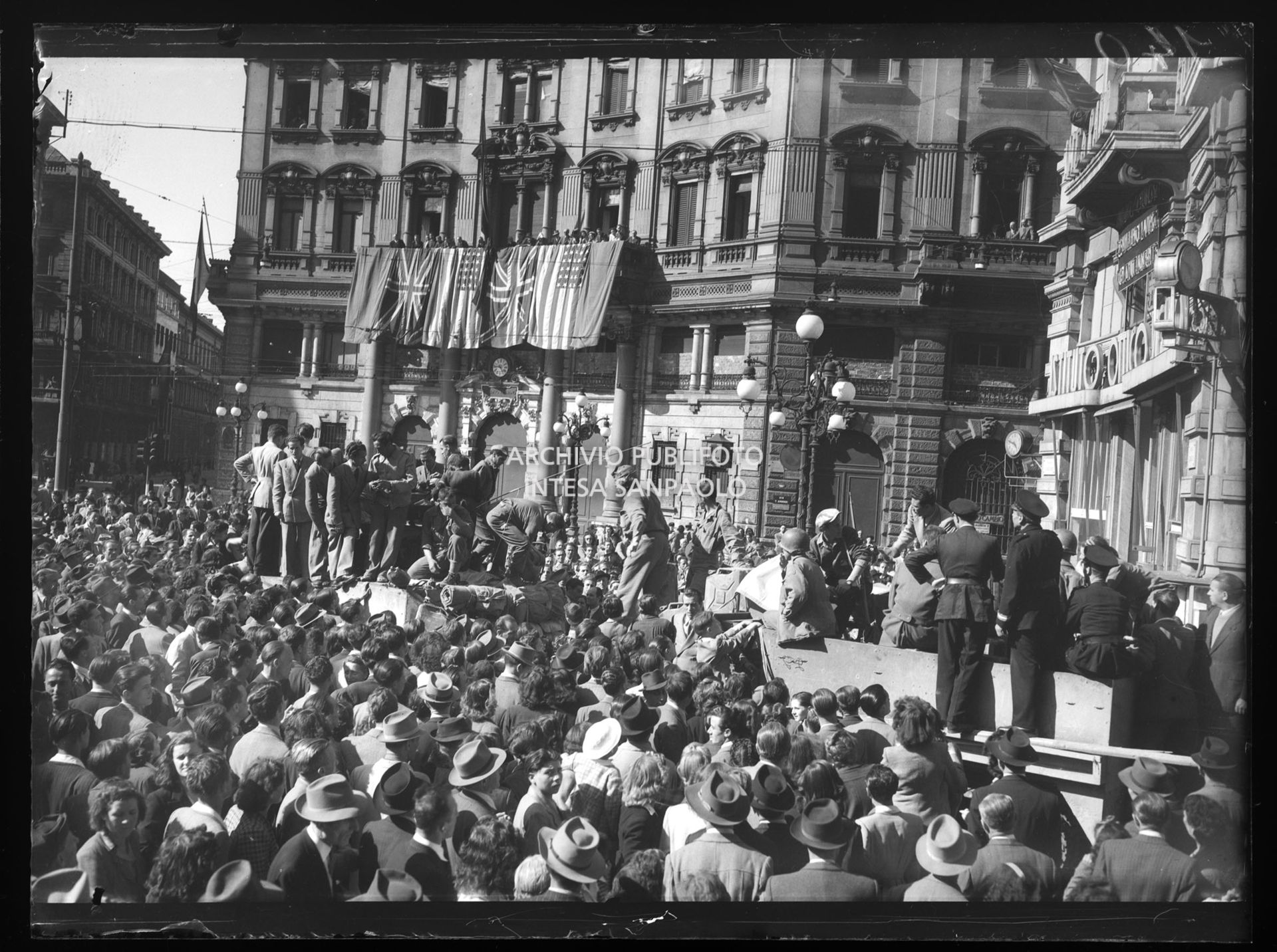 La folla festante in piazza Cordusio a Milano accoglie le prime truppe americane arrivate in città nella quinta giornata dell'insurrezione generale