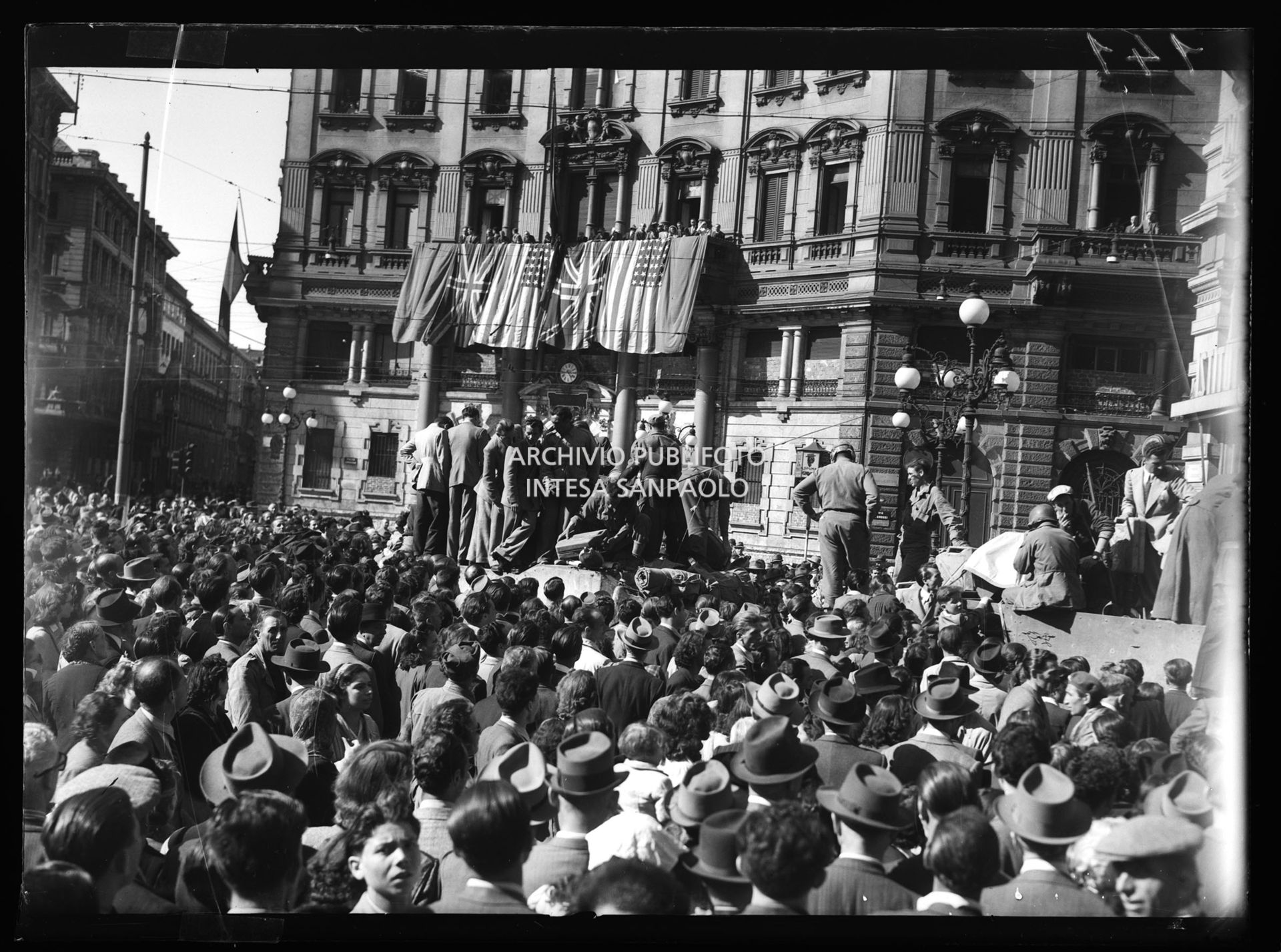 La folla festante in piazza Cordusio a Milano accoglie le prime truppe americane arrivate in città nella quinta giornata dell'insurrezione generale