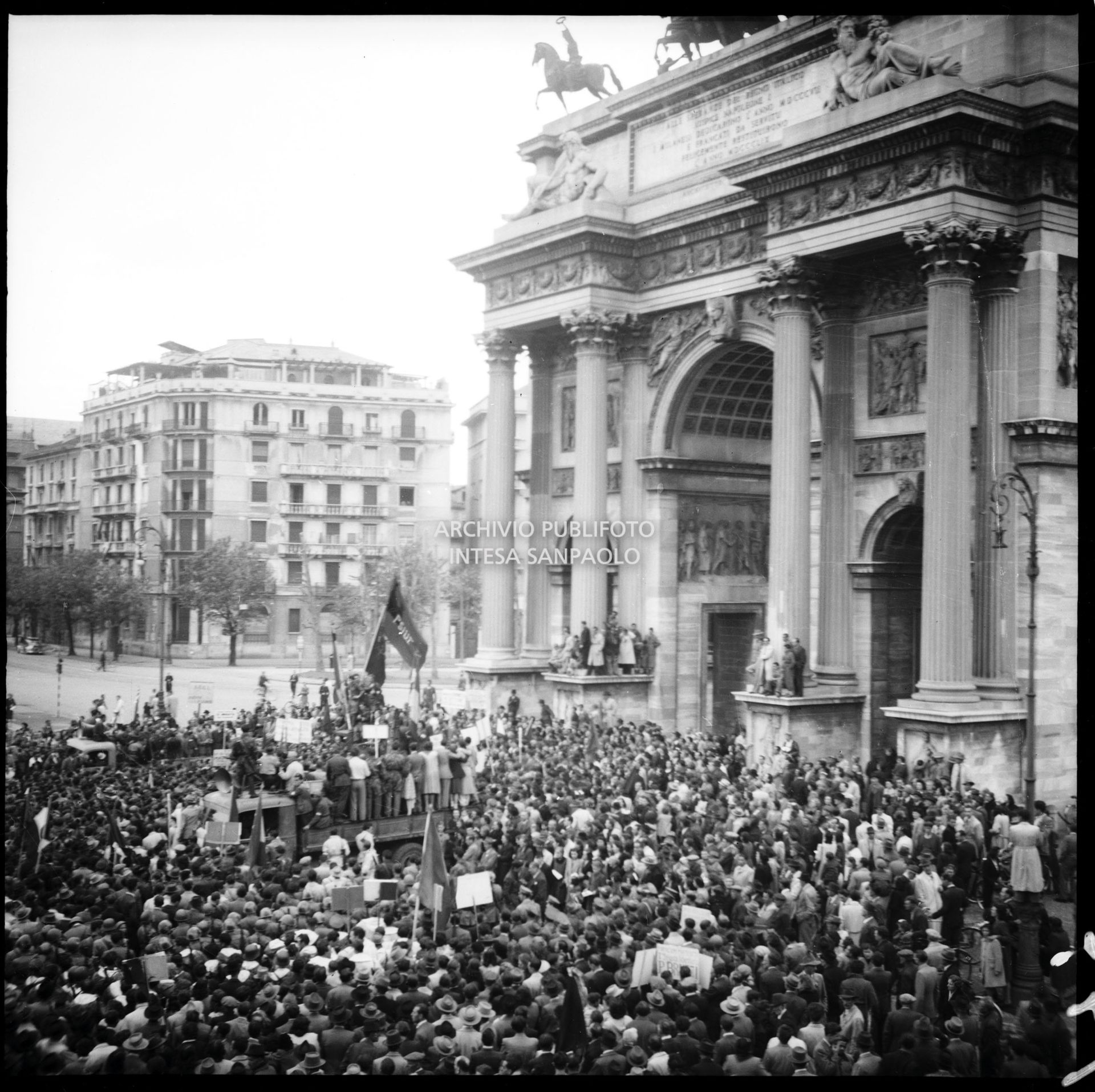 Folla assiste al grande comizio all'Arco della Pace nella Milano appena liberata