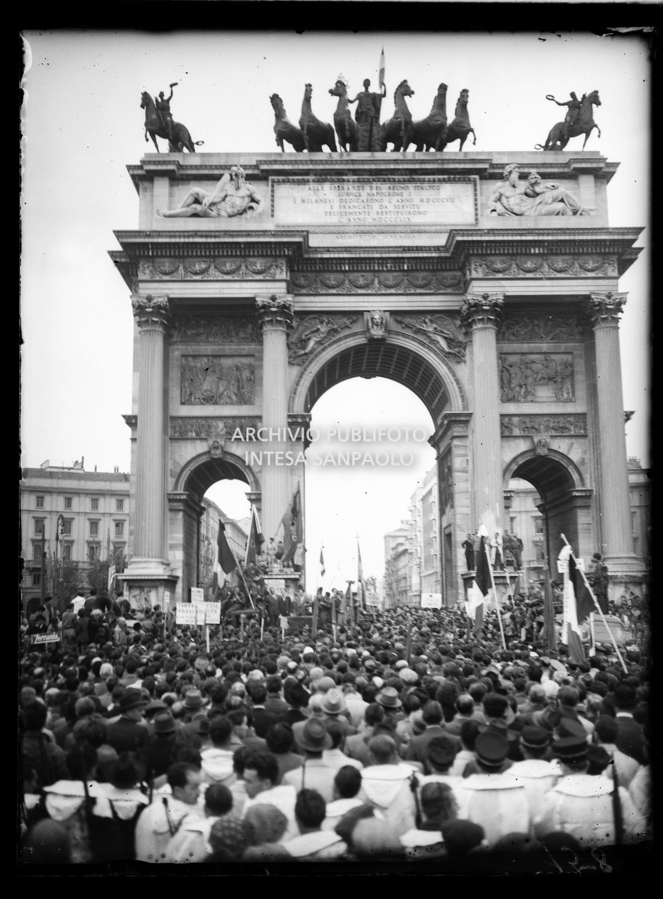 Folla assiste al grande comizio all'Arco della Pace nella Milano appena liberata
