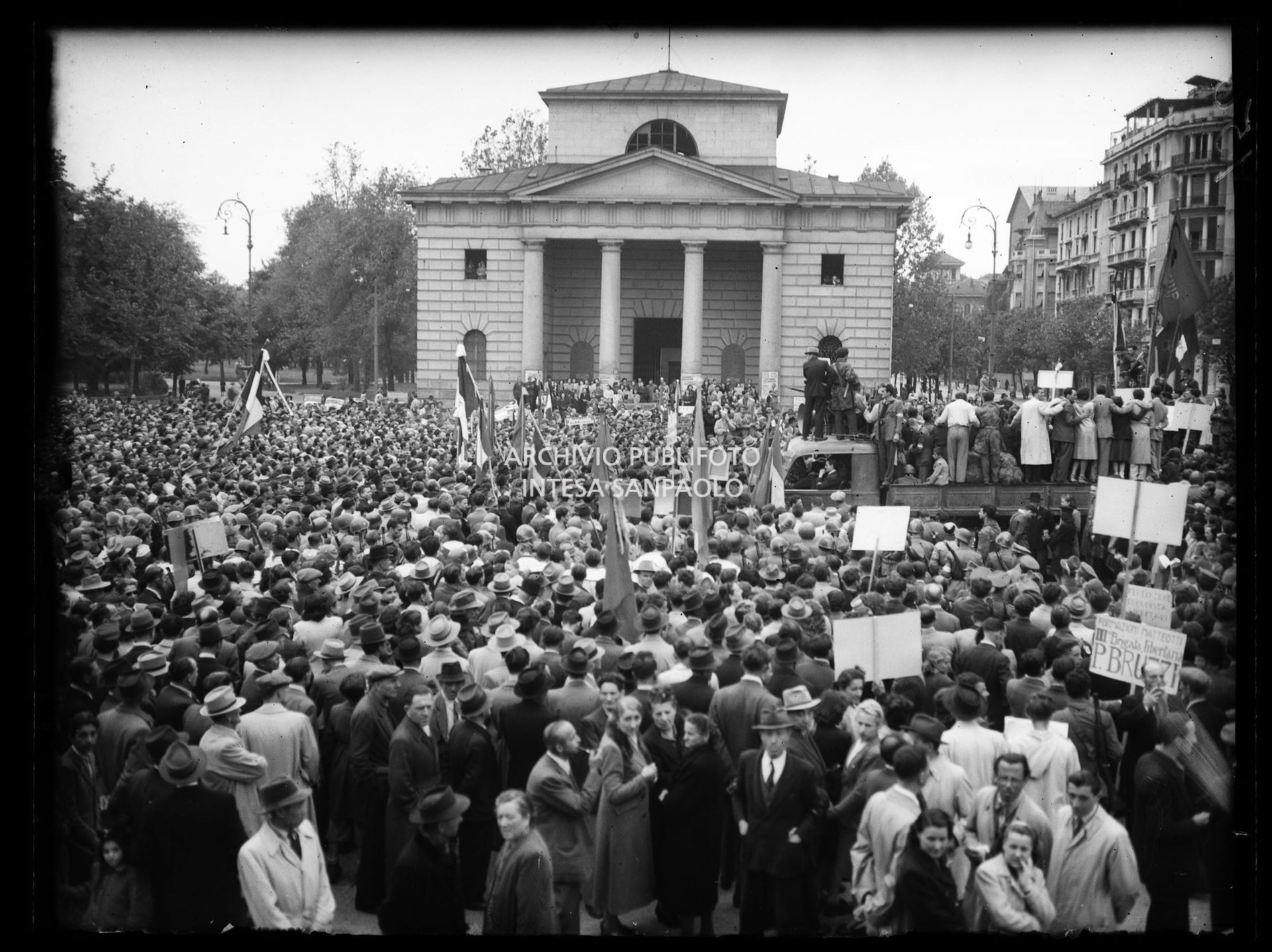 Piazza Sempione gremita di folla che assiste al grande comizio nella Milano appena liberata