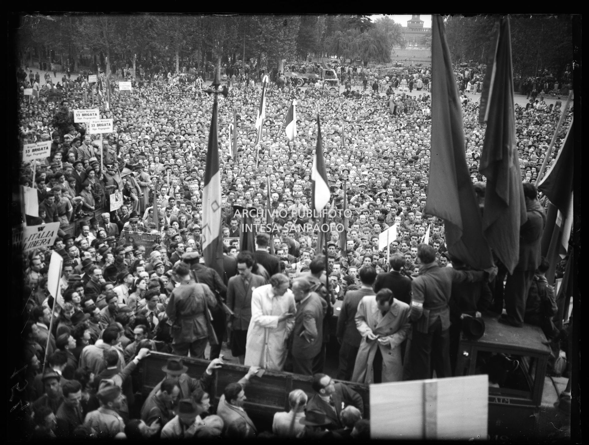 Piazza Sempione gremita di folla che assiste al grande comizio nella Milano appena liberata