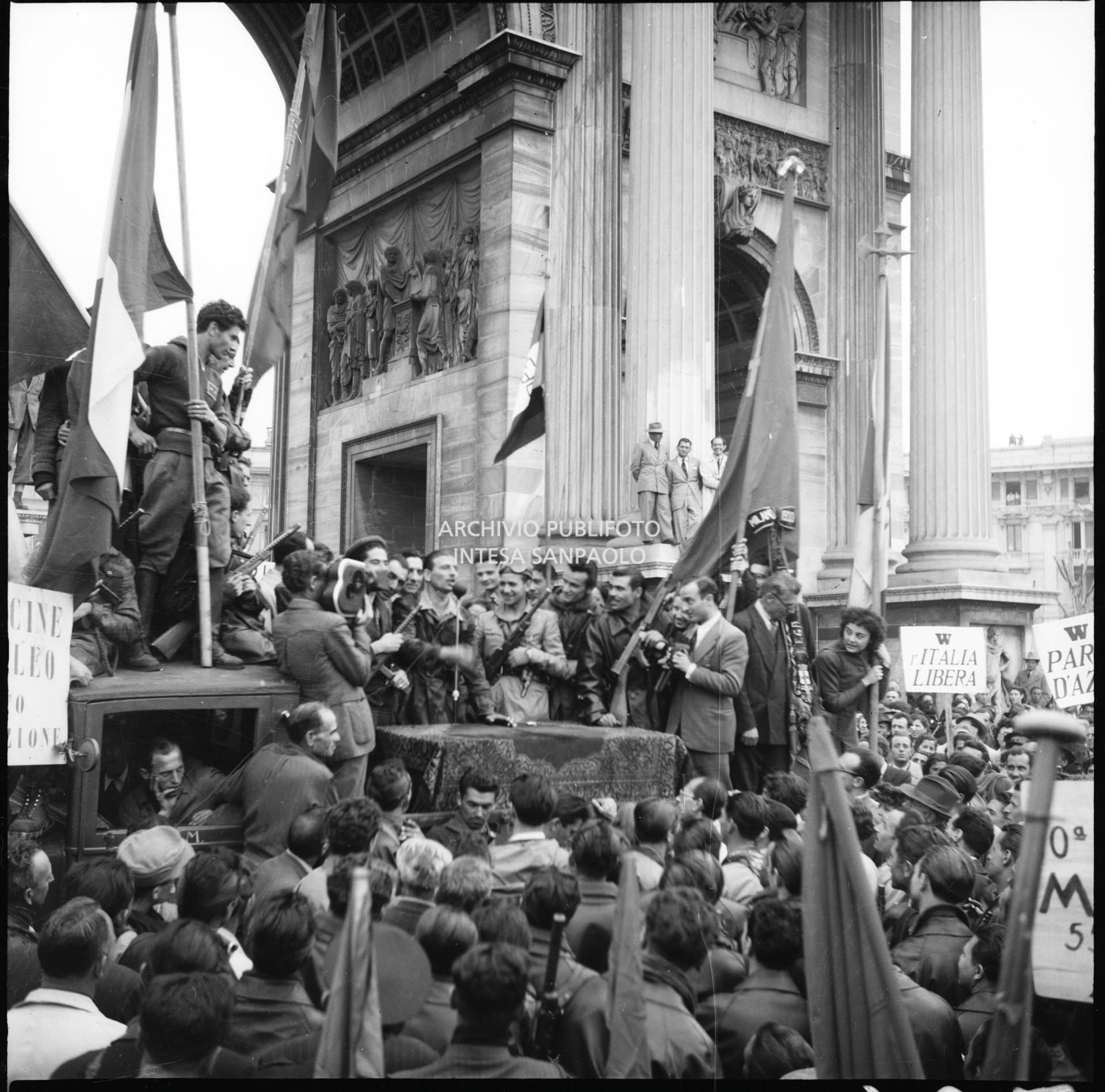 Folla assiste al grande comizio all'Arco della Pace nella Milano appena liberata