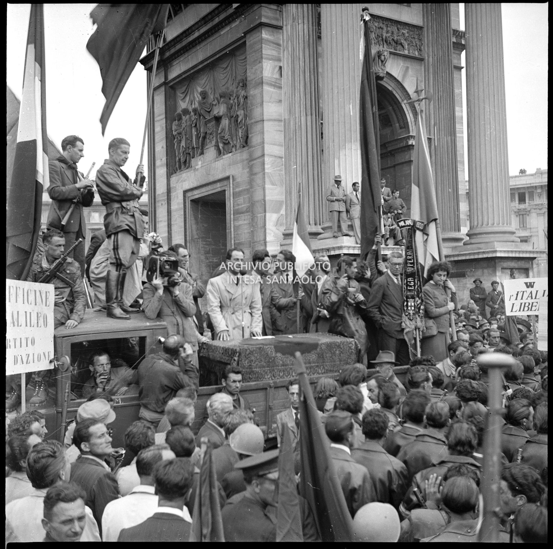 Folla assiste al grande comizio all'Arco della Pace nella Milano appena liberata