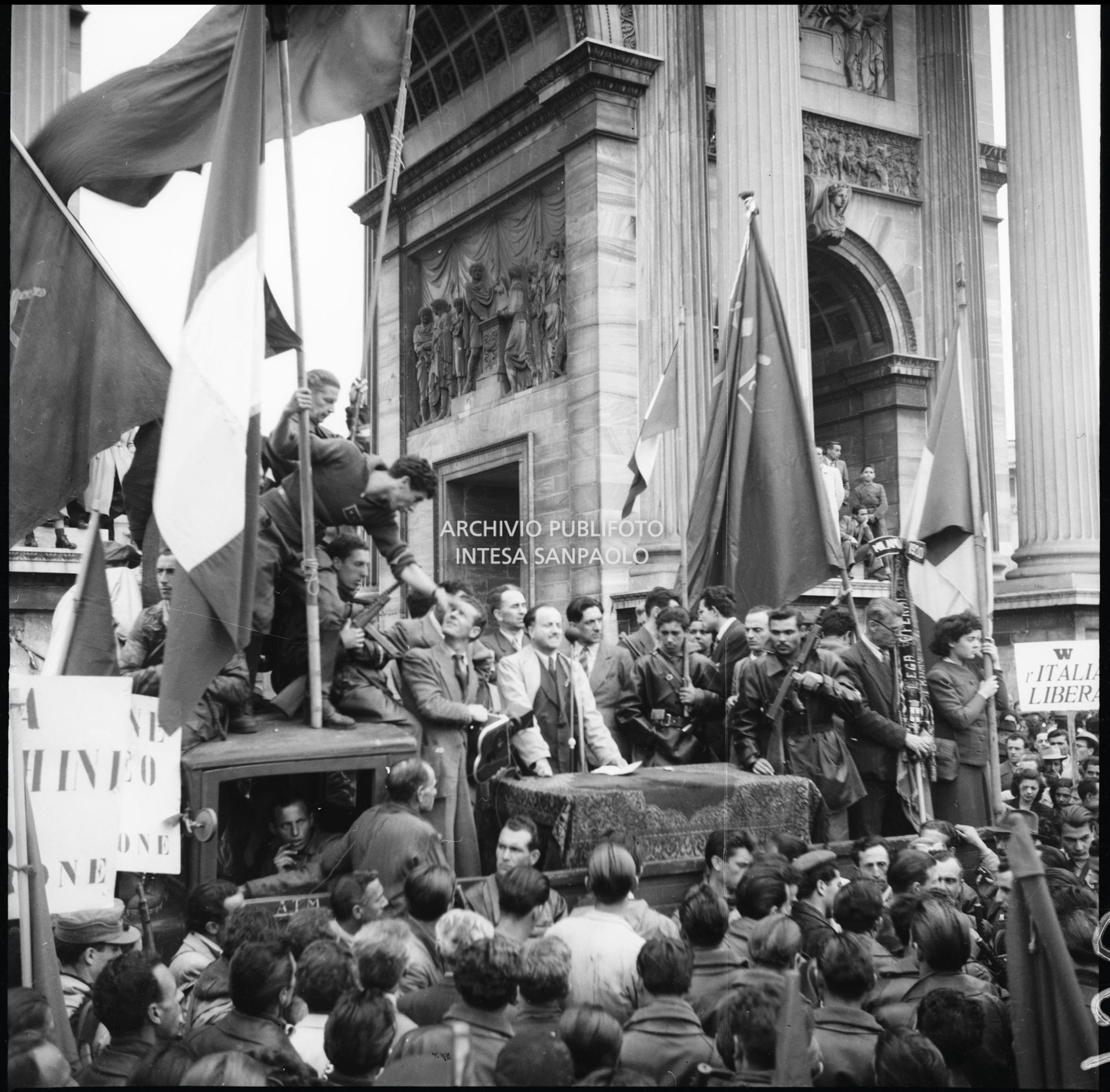 Grande comizio all'Arco della Pace nella Milano appena liberata