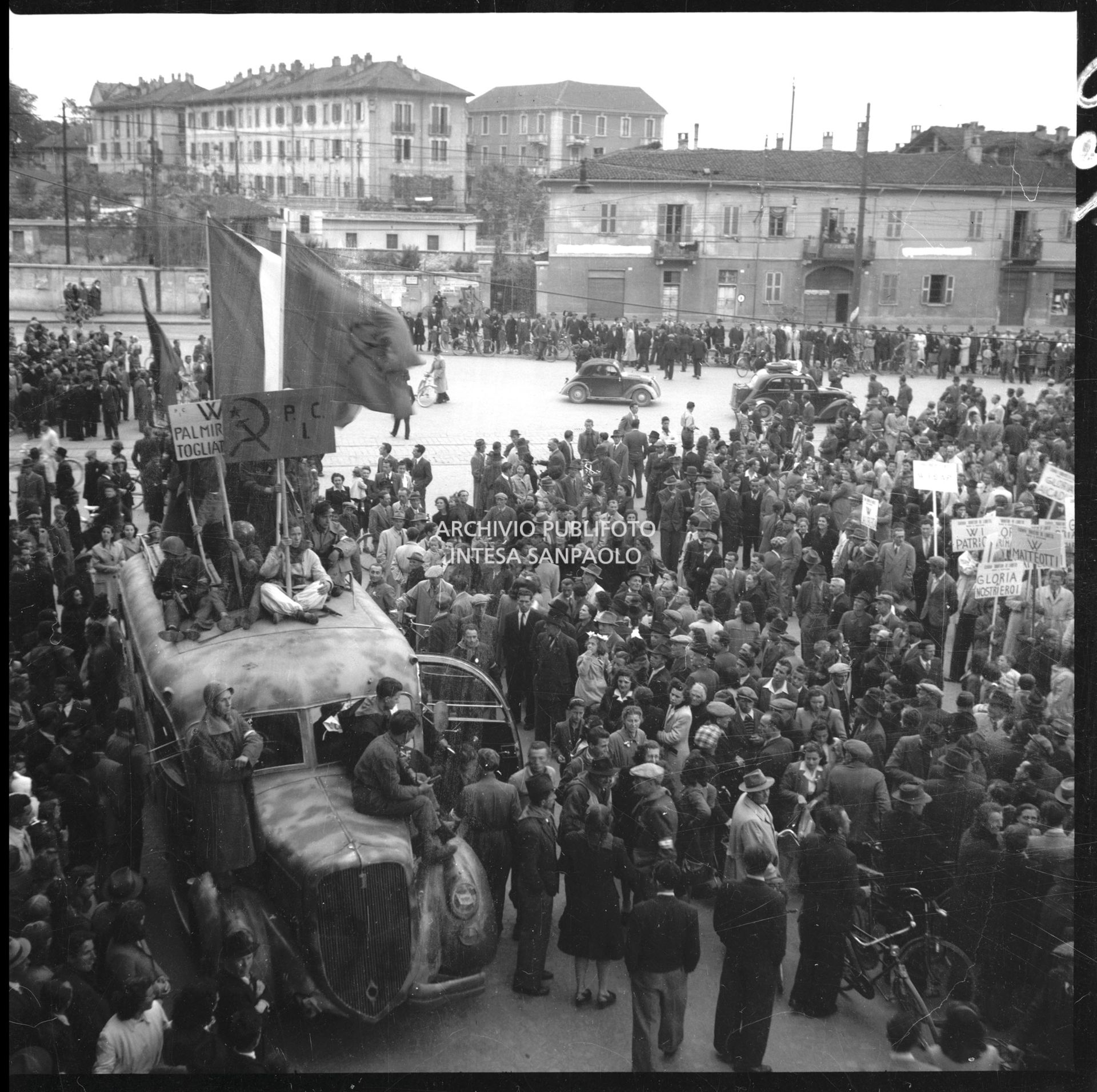 Folla si avvia al grande comizio a Sesto San Giovanni per la celebrazione della festa del Primo maggio nella sesta giornata di insurrezione generale