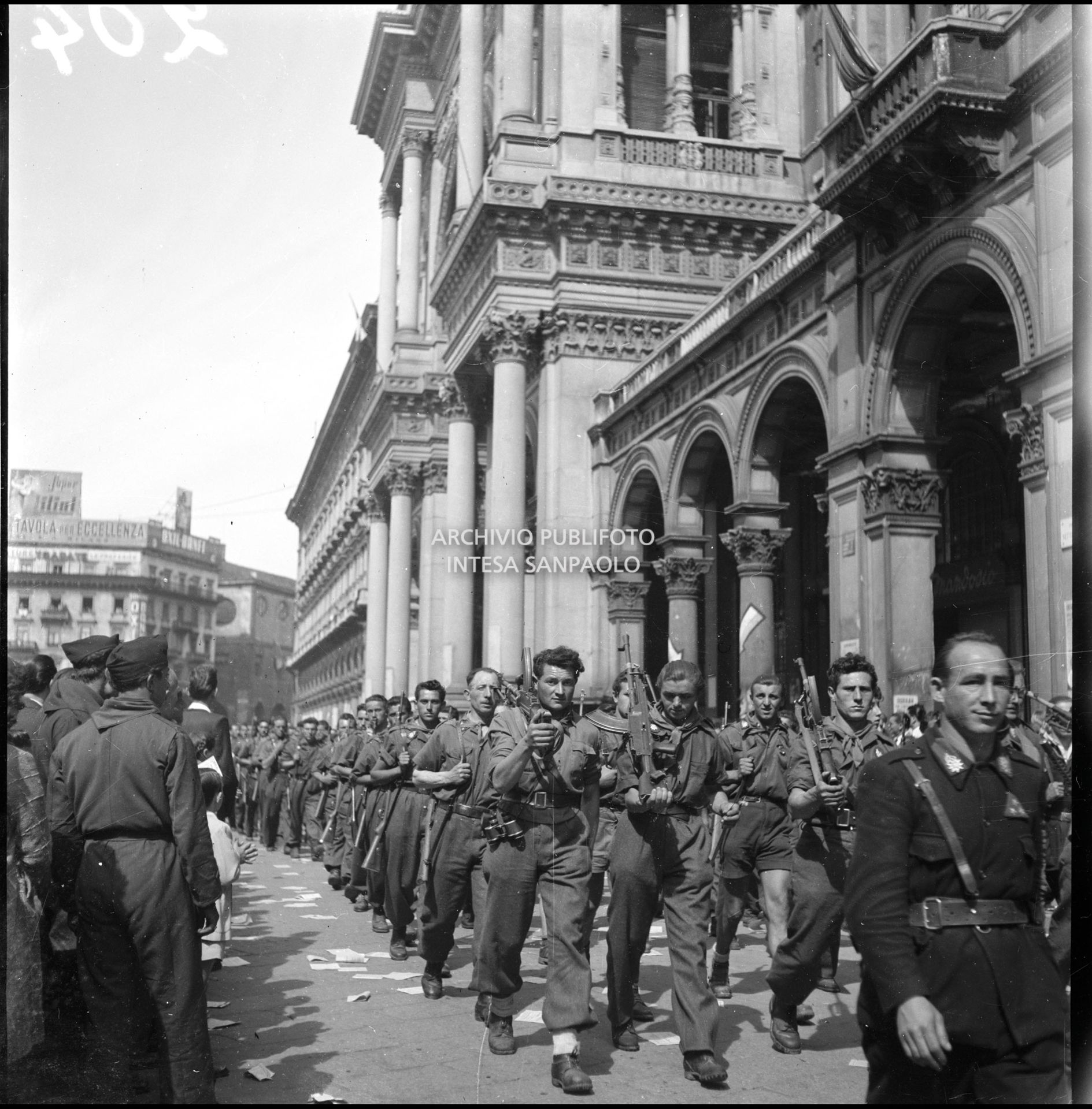 Sfilata in piazza del Duomo a Milano delle formazioni partigiane