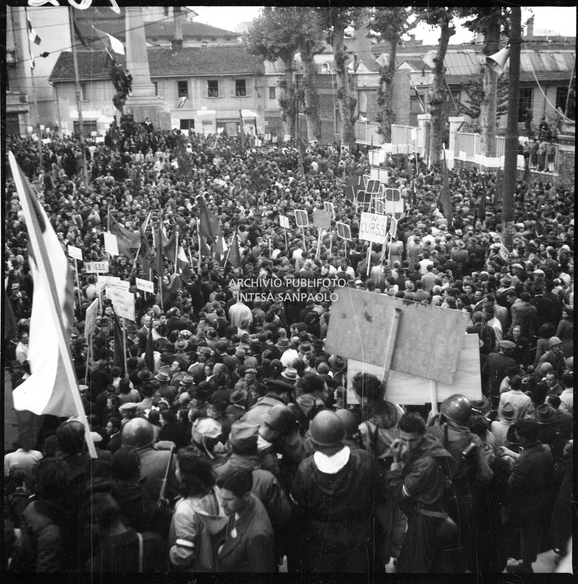 Folla al grande comizio a Sesto San Giovanni per la celebrazione della festa del Primo maggio nella sesta giornata di insurrezione generale