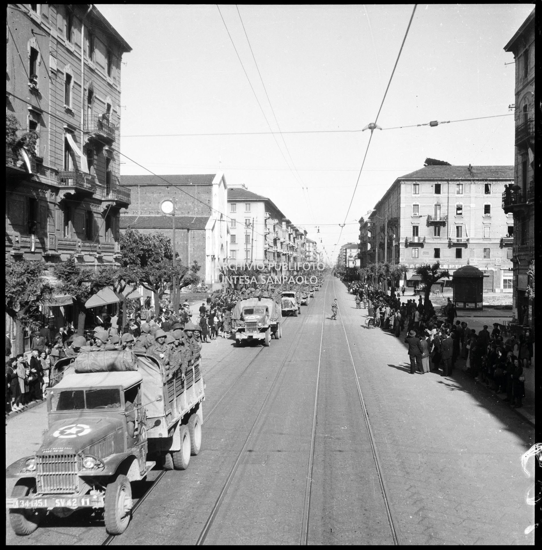 Ingresso trionfale delle truppe americane in corso Ventidue Marzo a Milano nella settima giornata di insurrezione generale