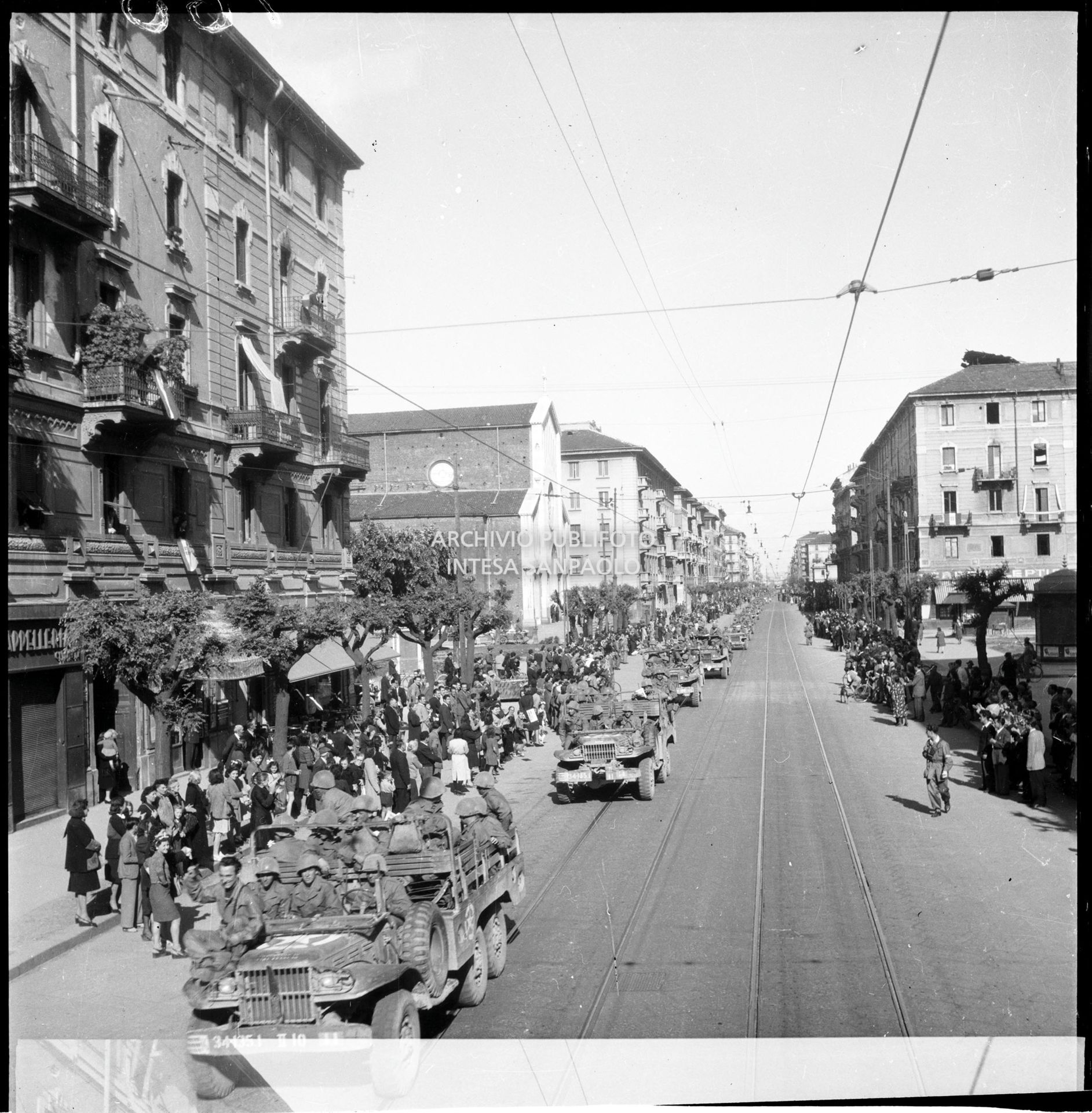 Ingresso trionfale delle truppe americane in corso Ventidue Marzo a Milano nella settima giornata di insurrezione generale