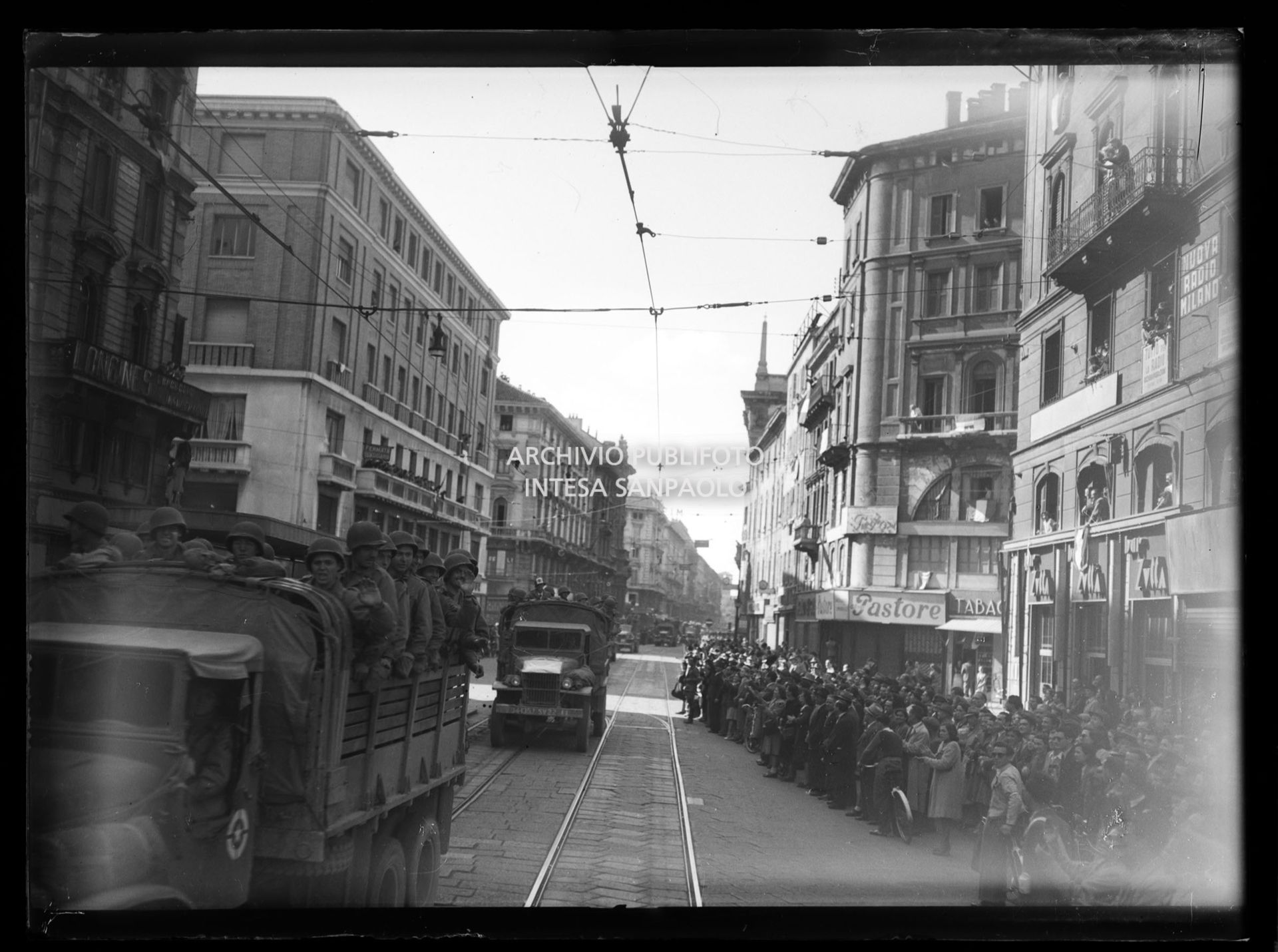 Colonna di mezzi delle truppe americane alleate sfilain via Orefici a Milano accolta dalla folla nella settima giornata di insurrezione generale